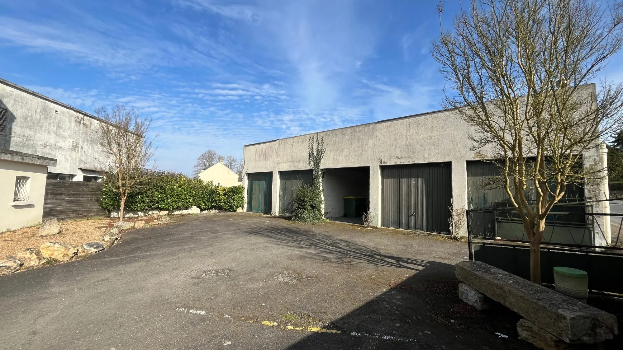 Grand local de 200 m² avec 5 garages loués à Sceaux-sur-Huisne 