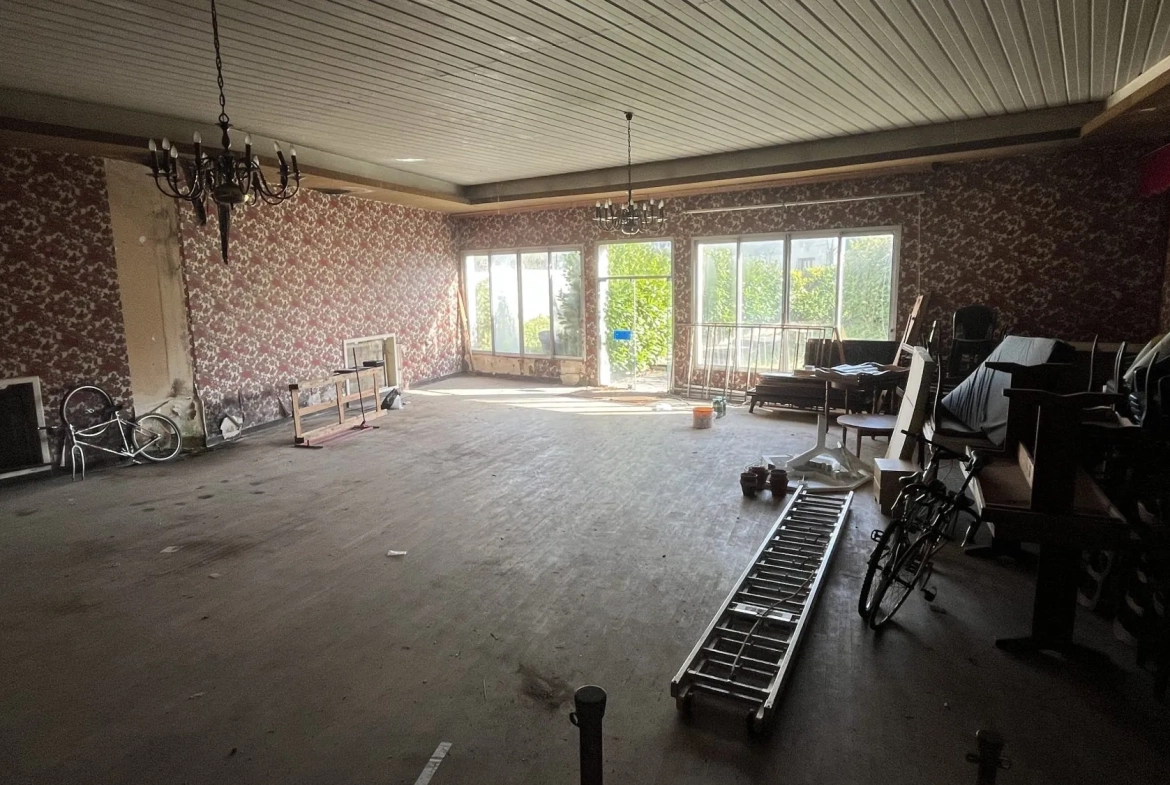 Grand local de 200 m² avec 5 garages loués à Sceaux-sur-Huisne 