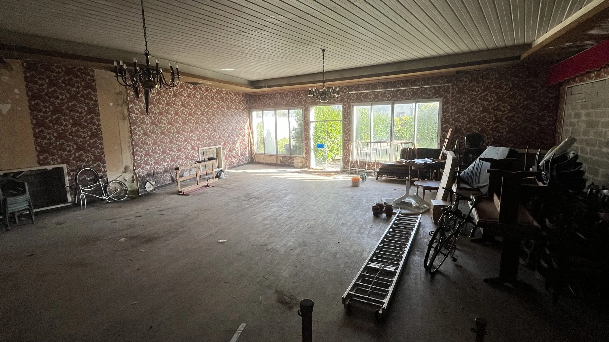 Grand local de 200 m² avec 5 garages loués à Sceaux-sur-Huisne 
