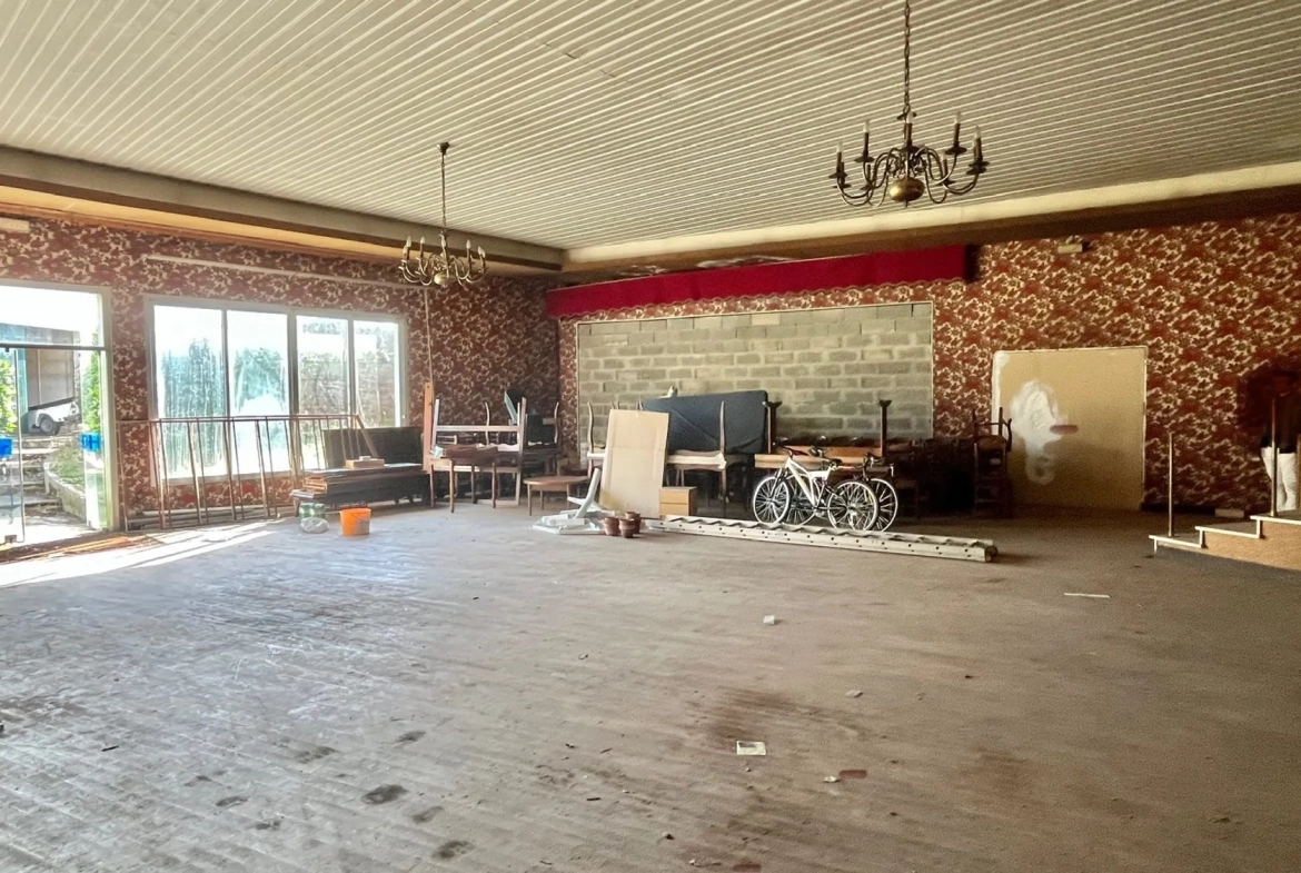Grand local de 200 m² avec 5 garages loués à Sceaux-sur-Huisne 