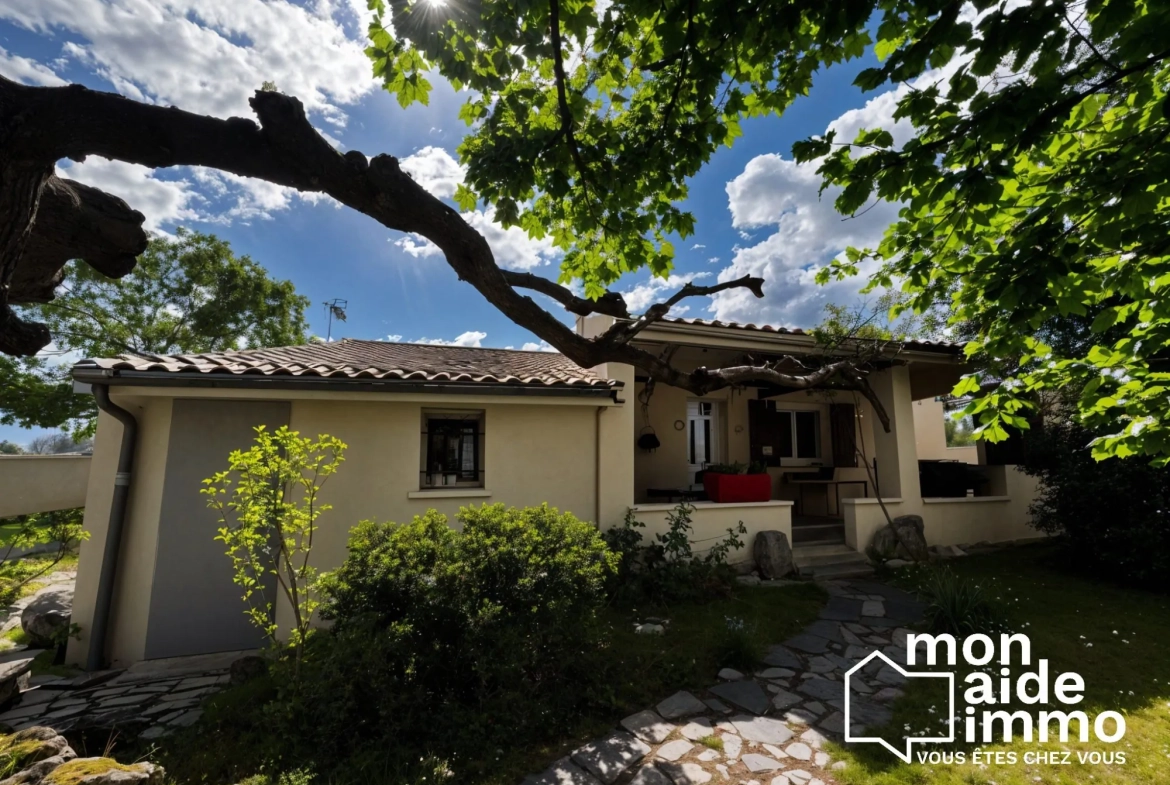 Maison de plain-pied à vendre à Coutras avec grand garage et jardin 