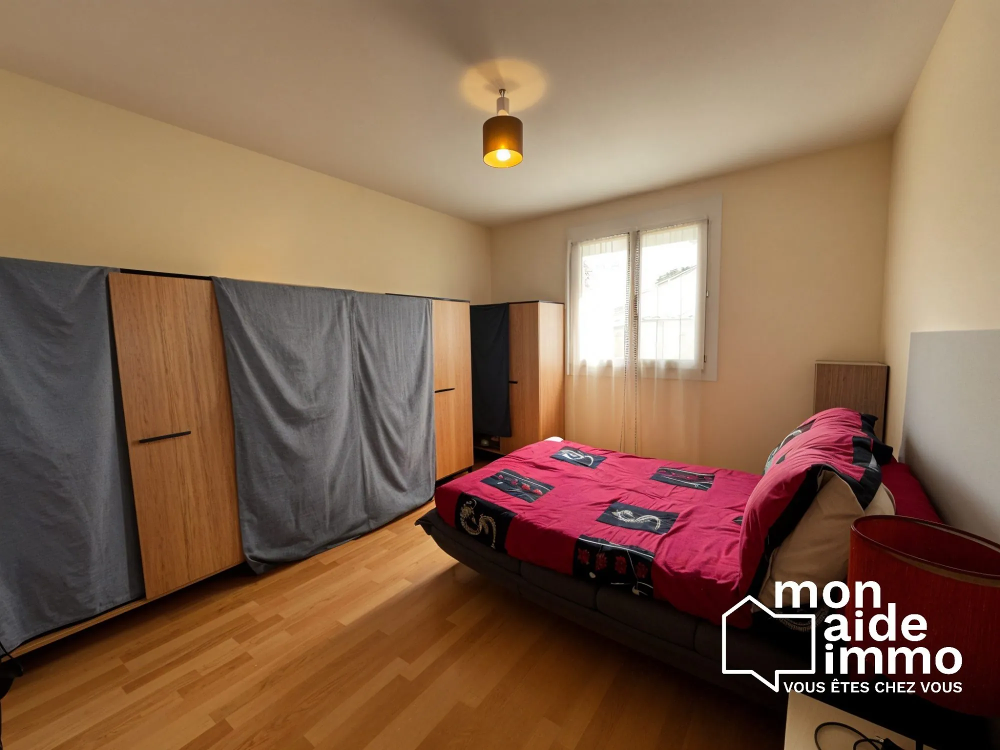 Maison de plain-pied à vendre à Coutras avec grand garage et jardin 