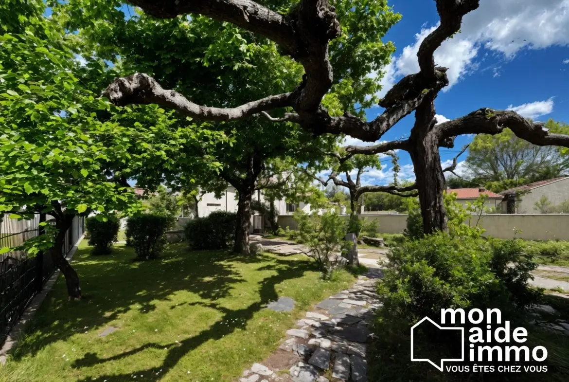 Maison de plain-pied à vendre à Coutras avec grand garage et jardin 