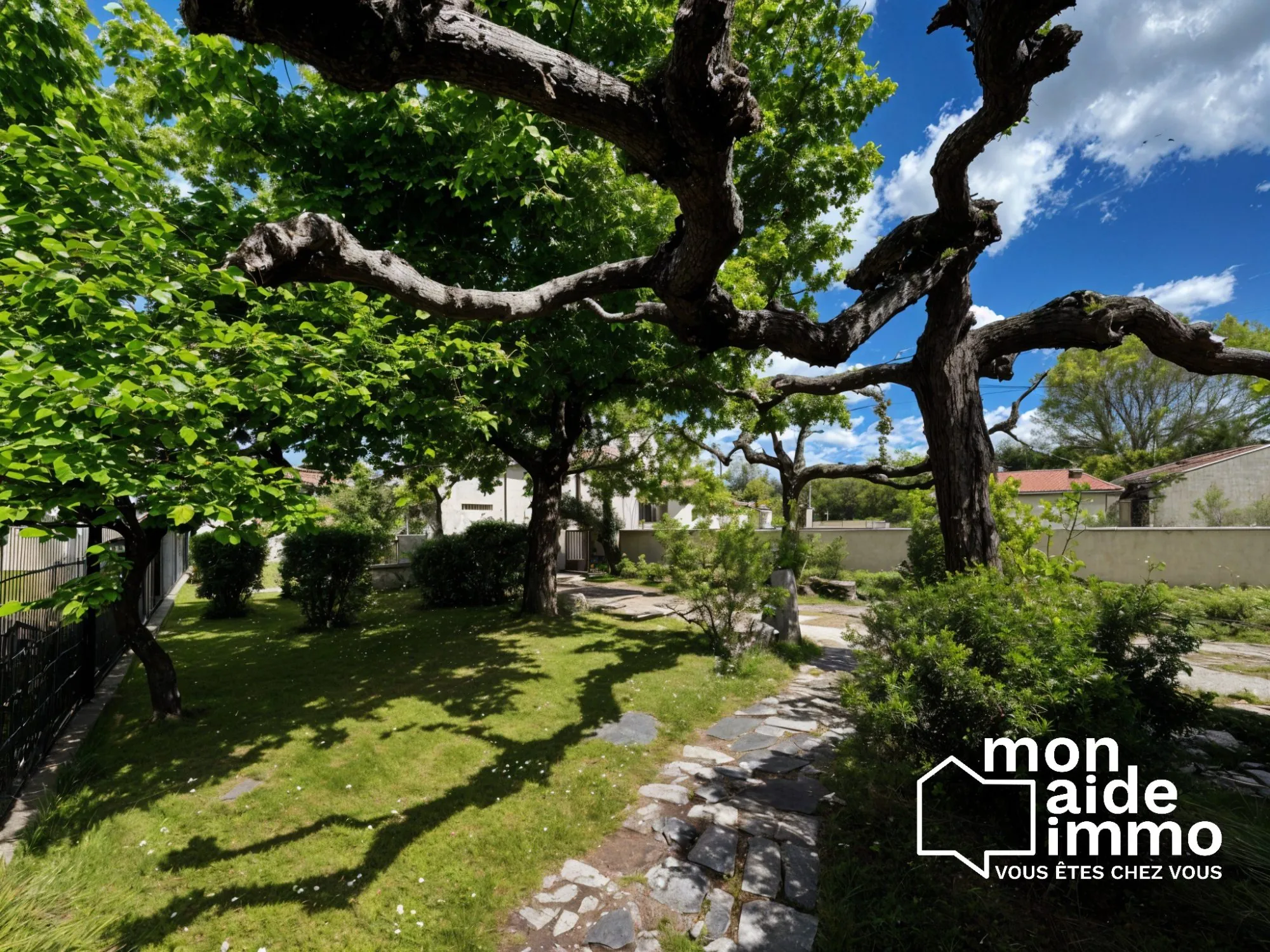 Maison de plain-pied à vendre à Coutras avec grand garage et jardin 