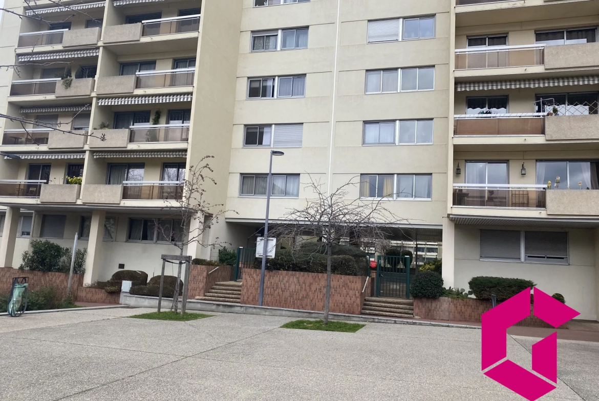 Appartement T4 avec balcon, garage à Saint-Étienne – Idéal pour famille et investisseurs 