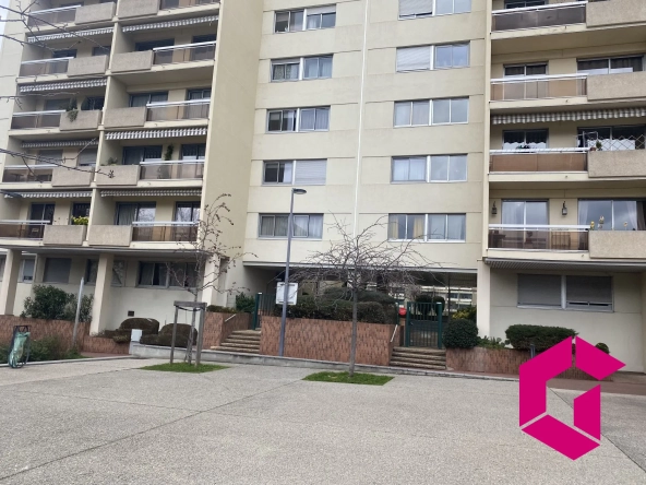 Appartement T4 avec balcon, garage à Saint-Étienne – Idéal pour famille et investisseurs