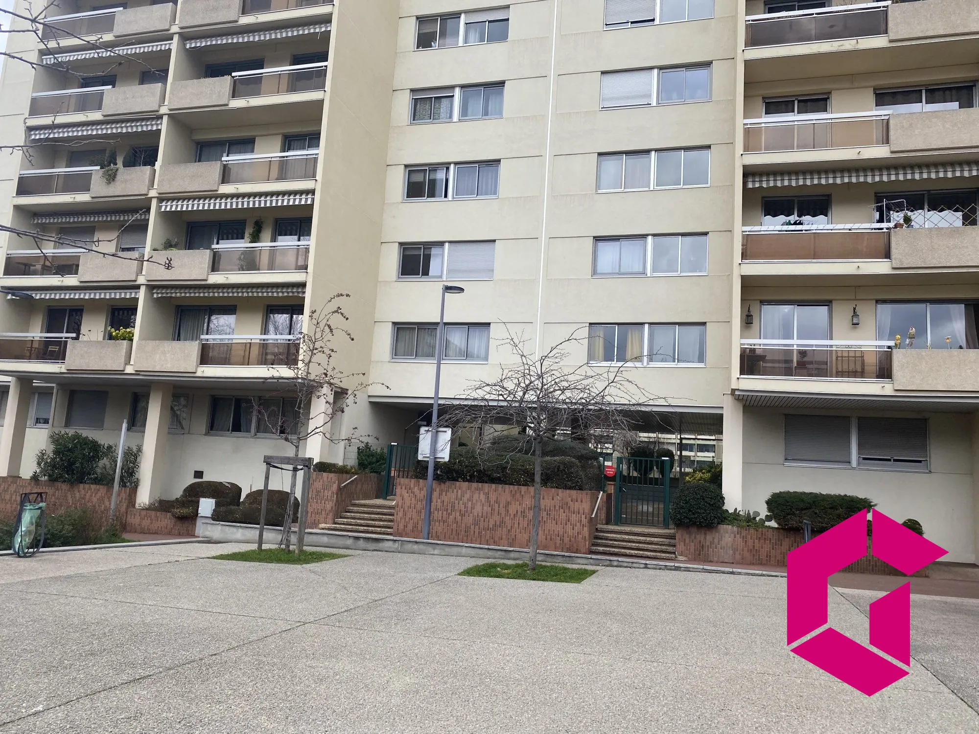 Appartement T4 avec balcon, garage à Saint-Étienne – Idéal pour famille et investisseurs 