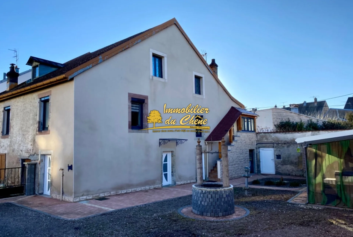 Maison de ville rénovée T4 avec garage et terrain clos à Lure 