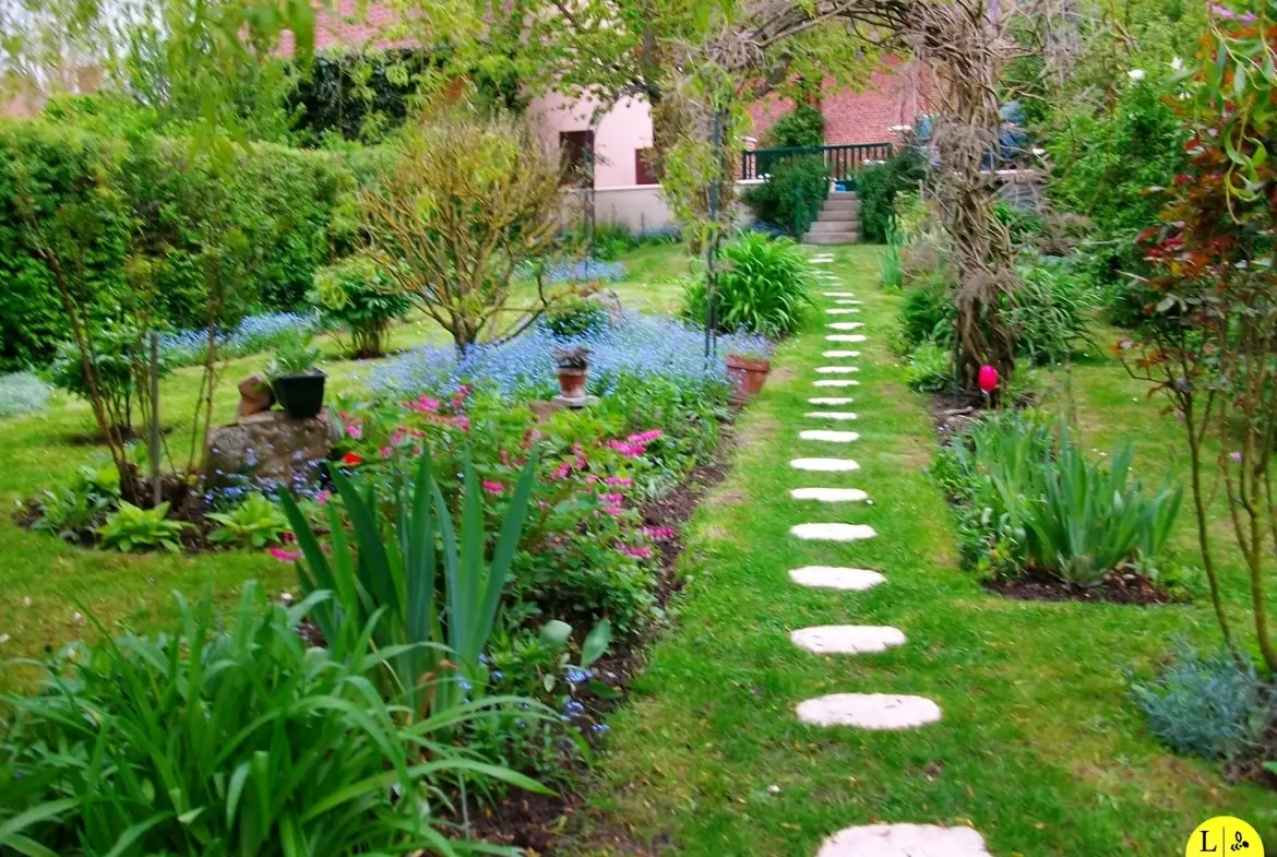 À Vendre Maison de Village à Lucheux, 110 m² avec Jardin et Parking 