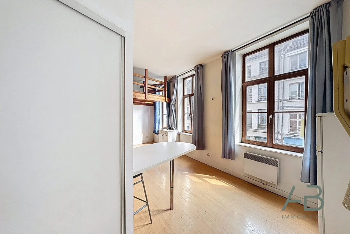Vente studio lumineux dans le Vieux Lille avec cuisine équipée et grande luminosité 