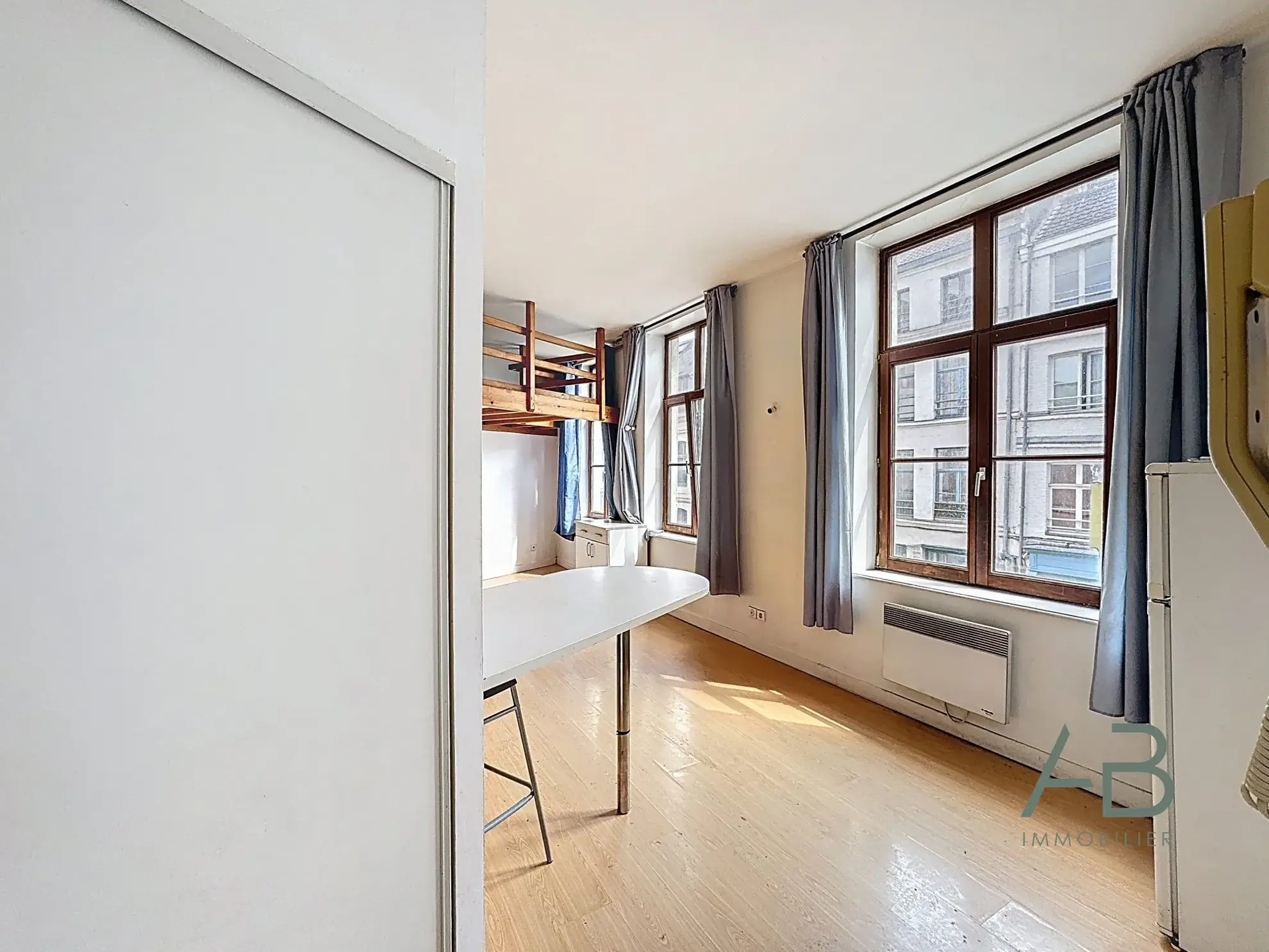 Vente studio lumineux dans le Vieux Lille avec cuisine équipée et grande luminosité 