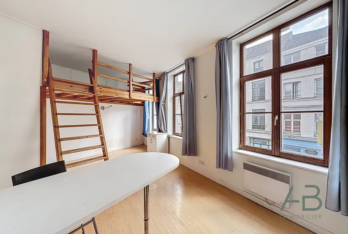 Vente studio lumineux dans le Vieux Lille avec cuisine équipée et grande luminosité 