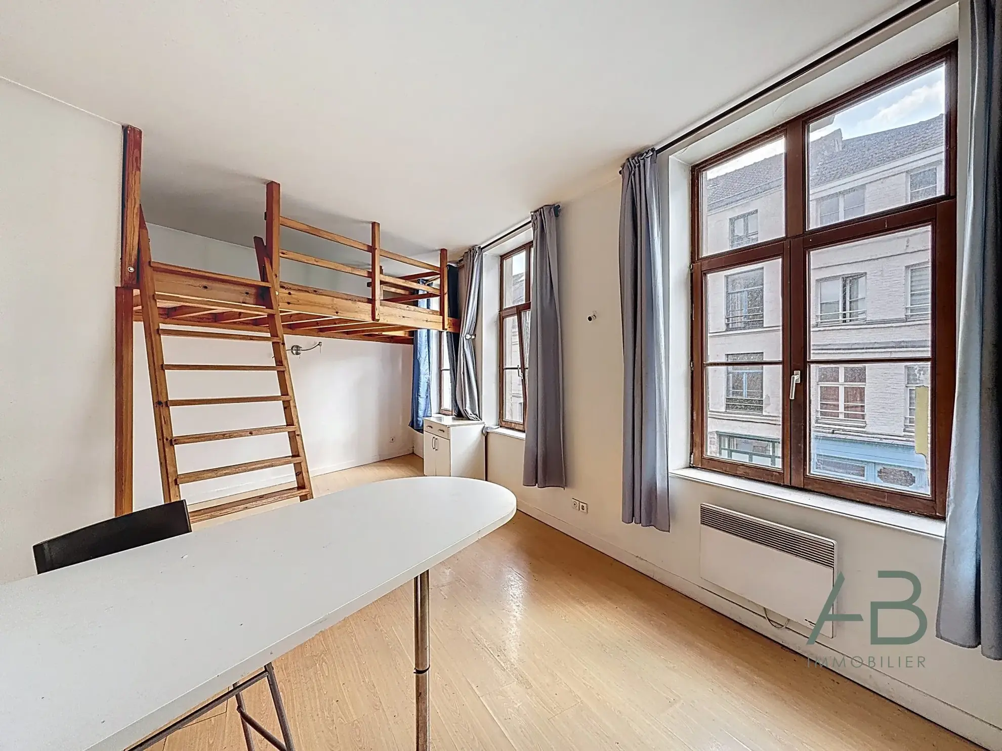 Vente studio lumineux dans le Vieux Lille avec cuisine équipée et grande luminosité 
