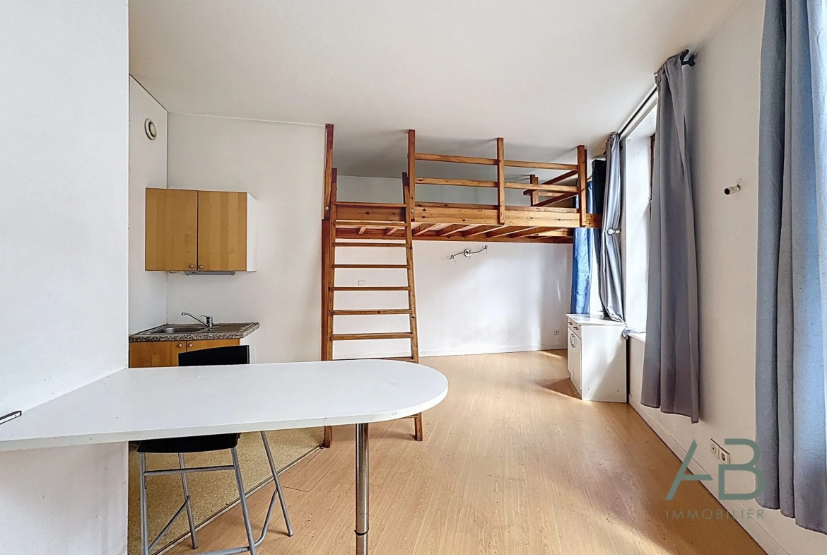 Vente studio lumineux dans le Vieux Lille avec cuisine équipée et grande luminosité 