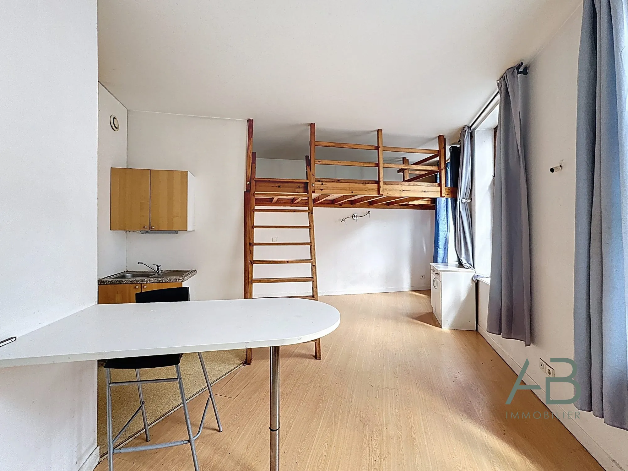 Vente studio lumineux dans le Vieux Lille avec cuisine équipée et grande luminosité 