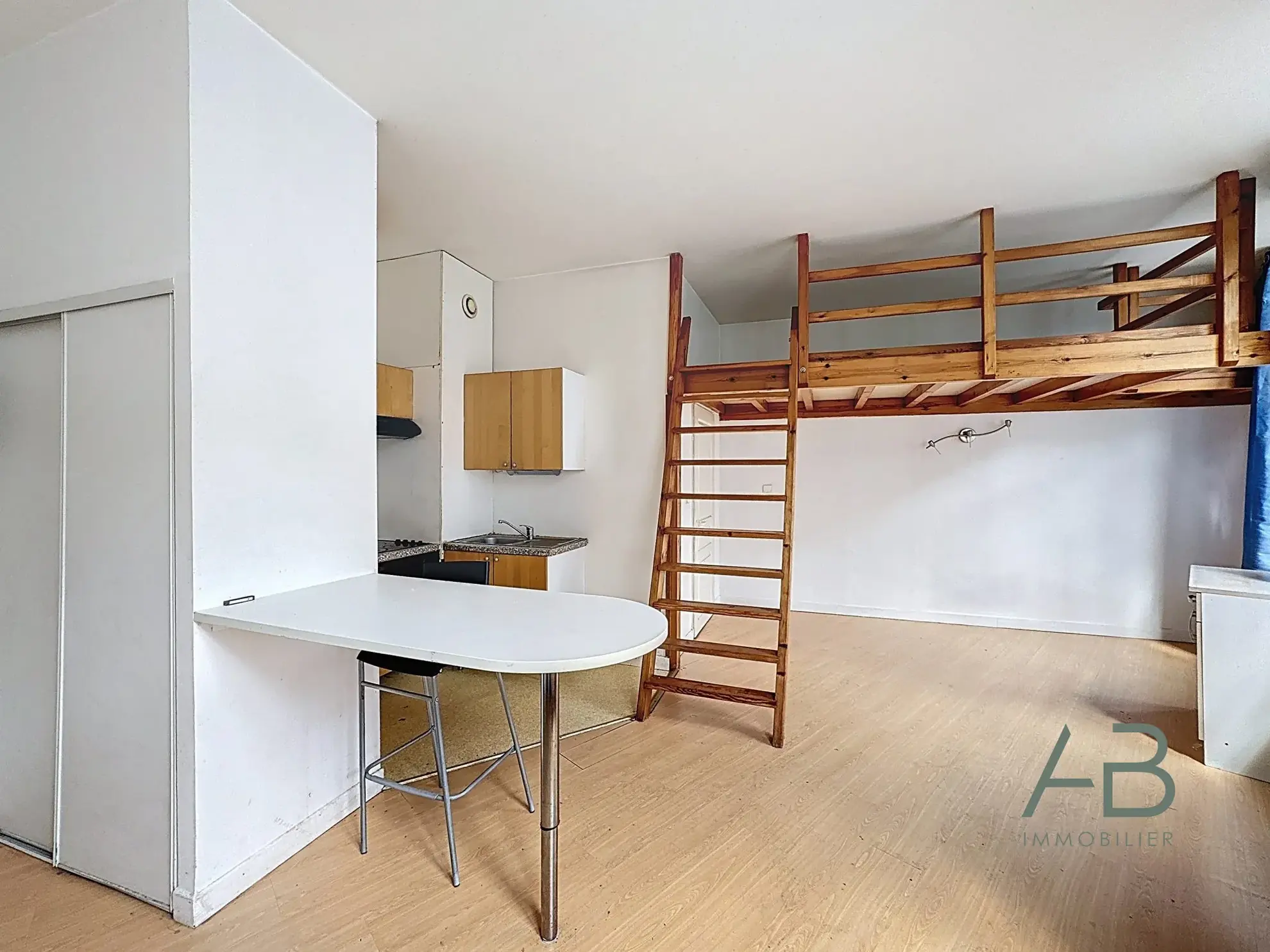 Vente studio lumineux dans le Vieux Lille avec cuisine équipée et grande luminosité 