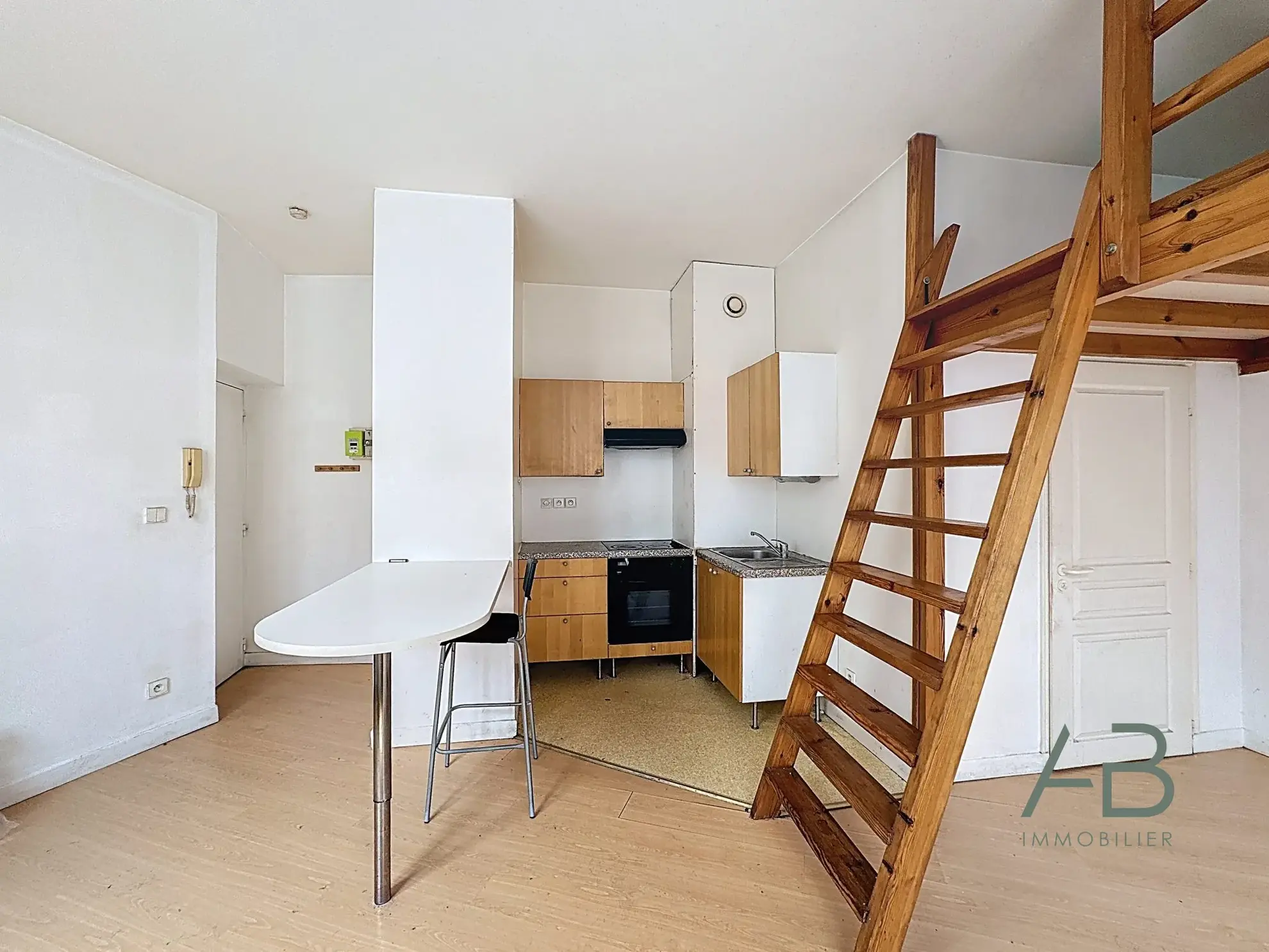 Vente studio lumineux dans le Vieux Lille avec cuisine équipée et grande luminosité 