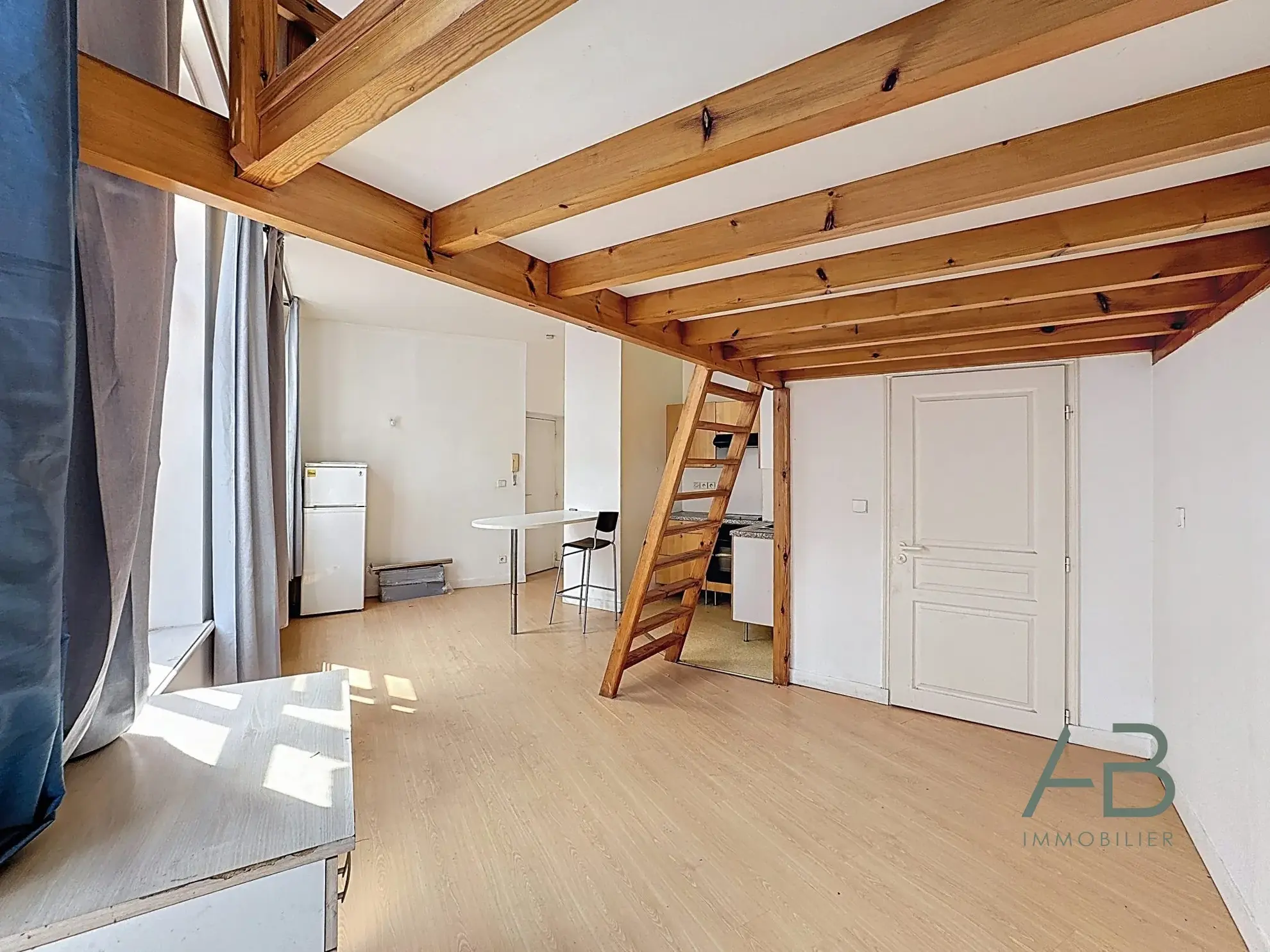Vente studio lumineux dans le Vieux Lille avec cuisine équipée et grande luminosité 