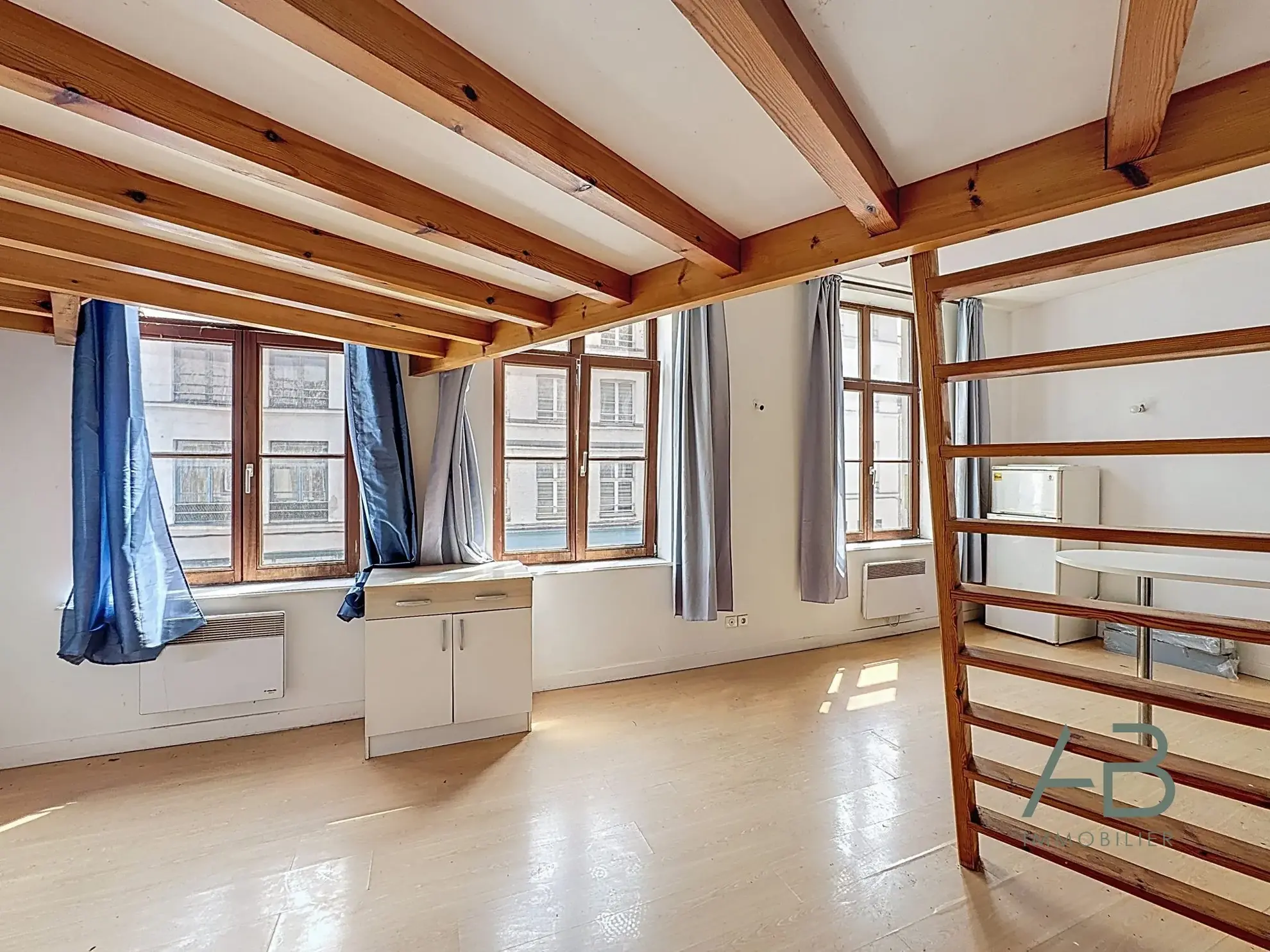 Vente studio lumineux dans le Vieux Lille avec cuisine équipée et grande luminosité 