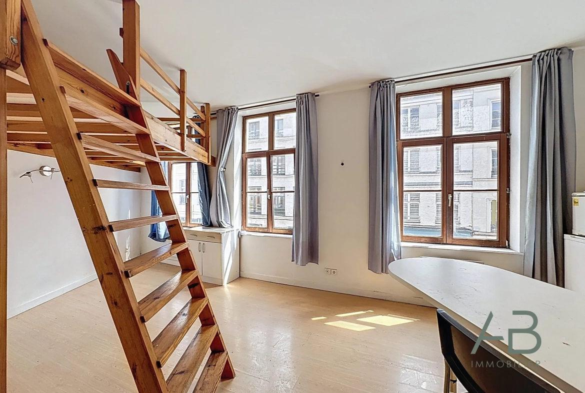 Vente studio lumineux dans le Vieux Lille avec cuisine équipée et grande luminosité 
