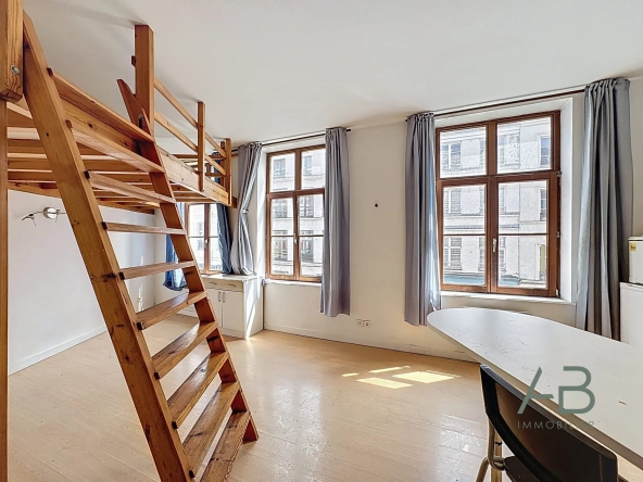 Vente studio lumineux dans le Vieux Lille avec cuisine équipée et grande luminosité