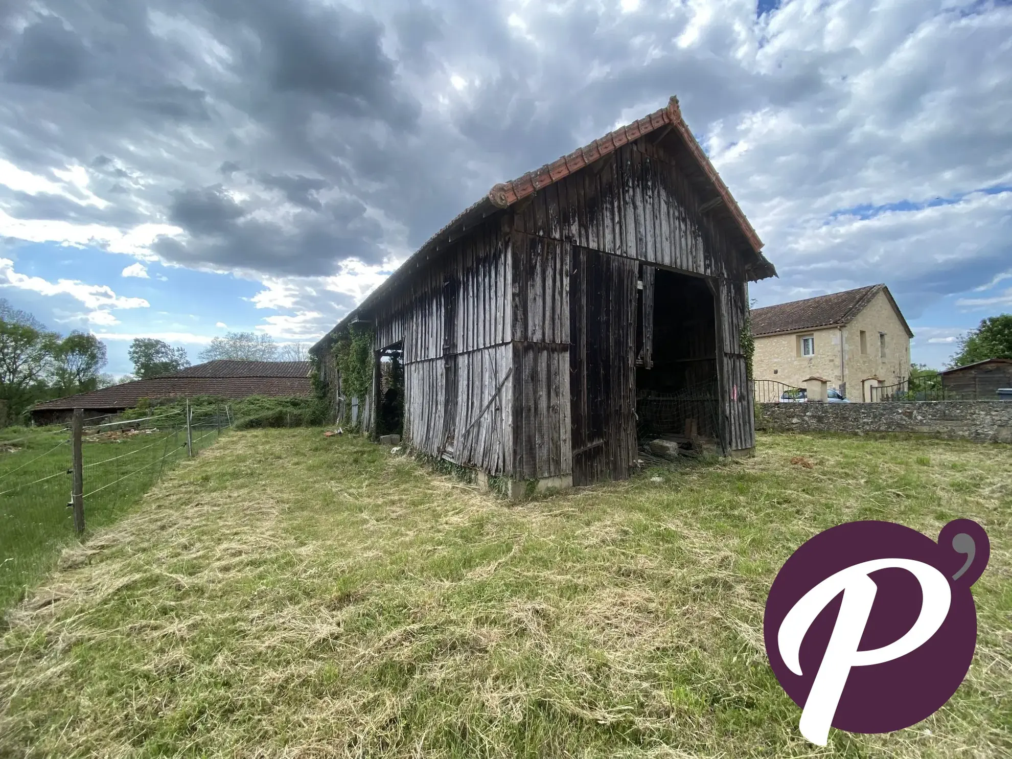 Opportunité à Cours-de-Pile : Grange, séchoir et terrain constructible pour projets sur-mesure 