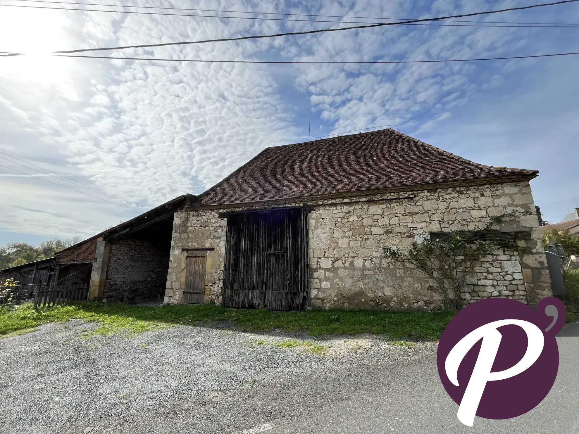 Opportunité à Cours-de-Pile : Grange, séchoir et terrain constructible pour projets sur-mesure 