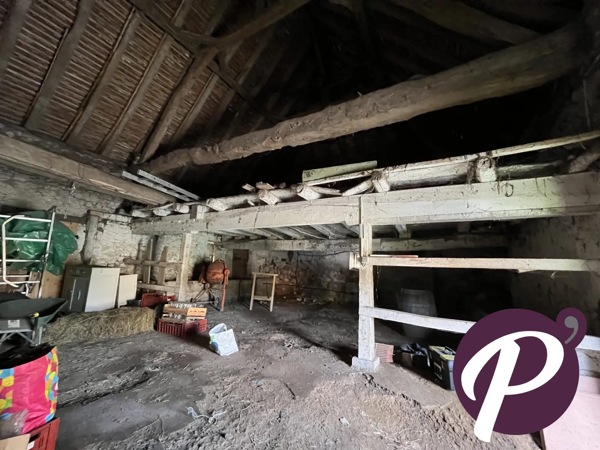 Opportunité à Cours-de-Pile : Grange, séchoir et terrain constructible pour projets sur-mesure 