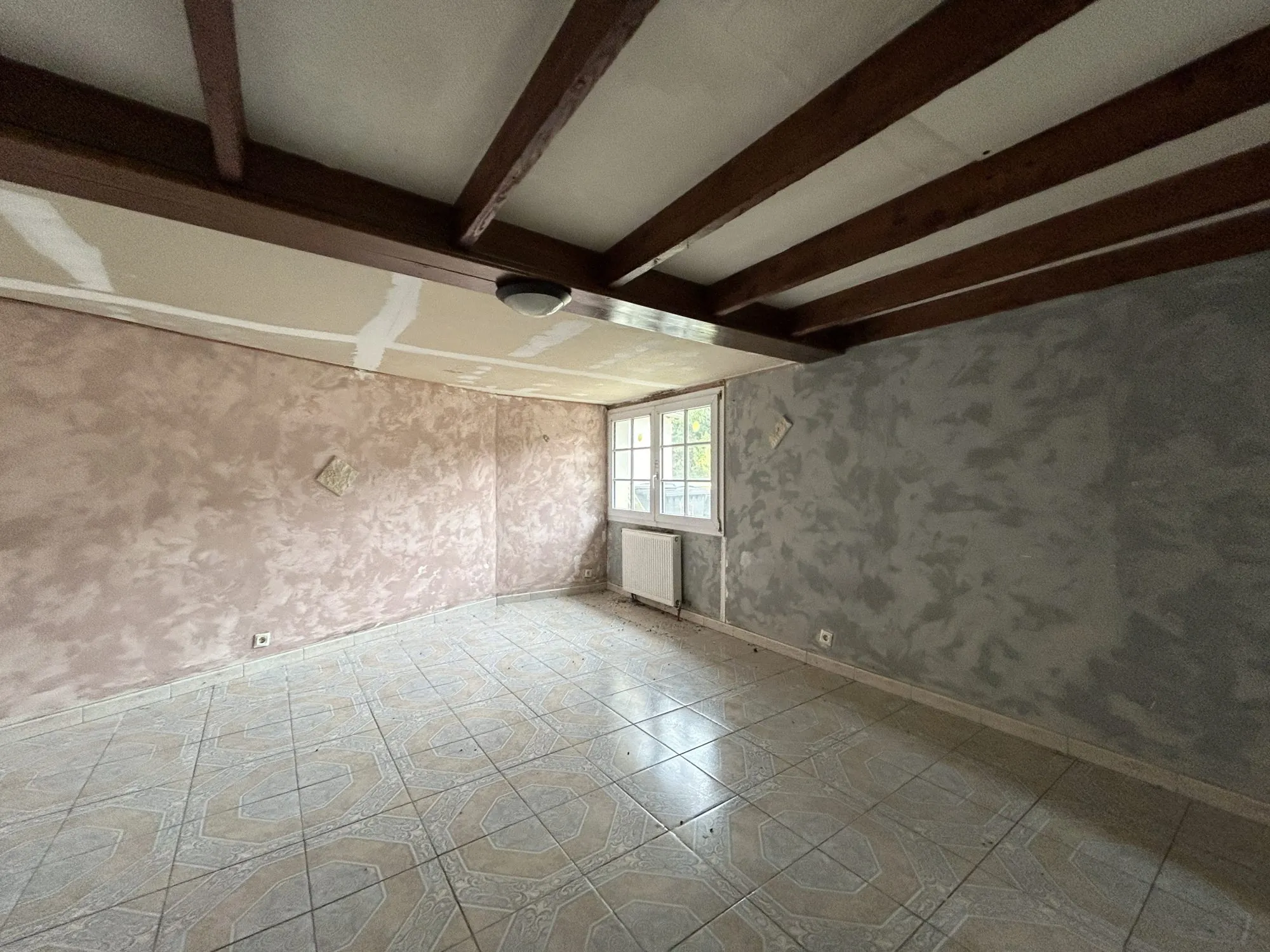 Maison spacieuse avec dépendances à Breteuil – 600 m² de jardin, potentiel commercial 