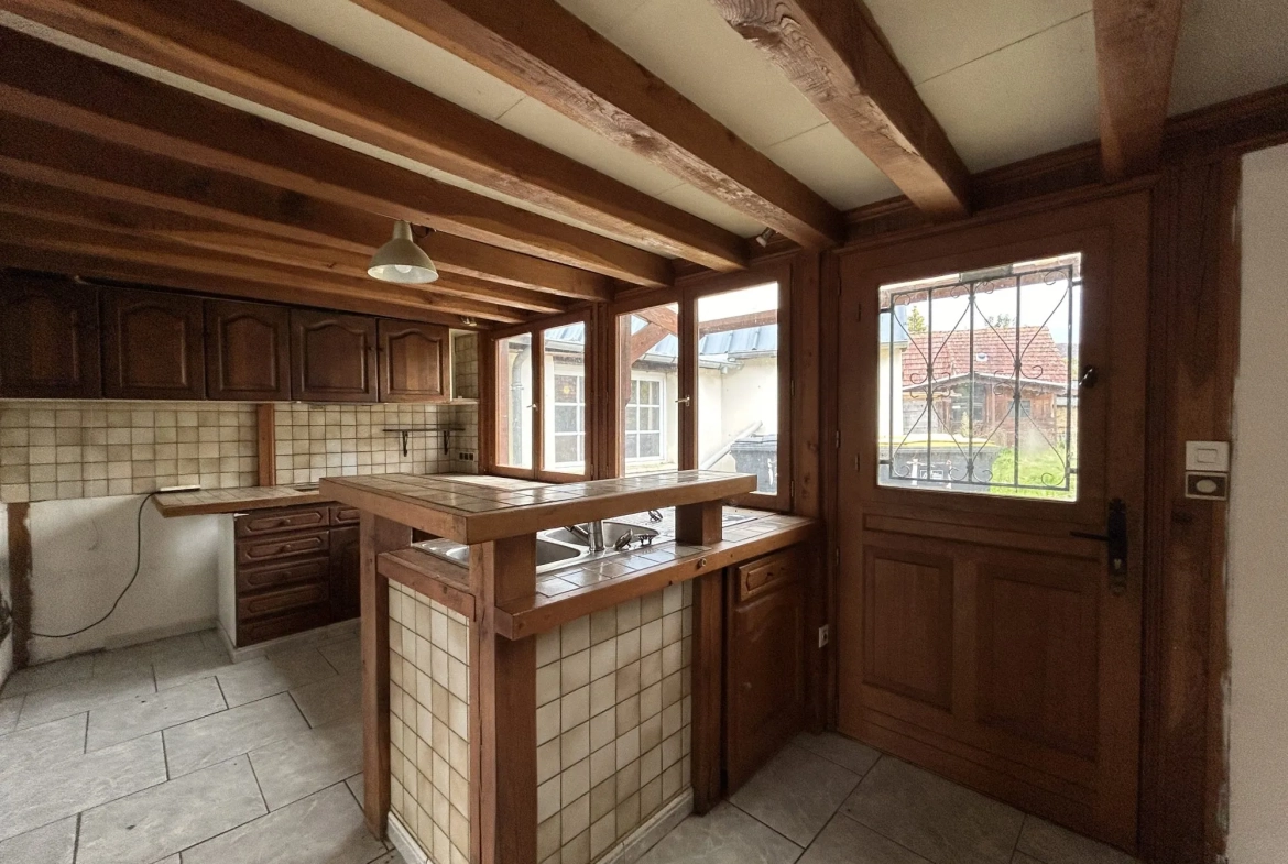 Maison spacieuse avec dépendances à Breteuil – 600 m² de jardin, potentiel commercial 