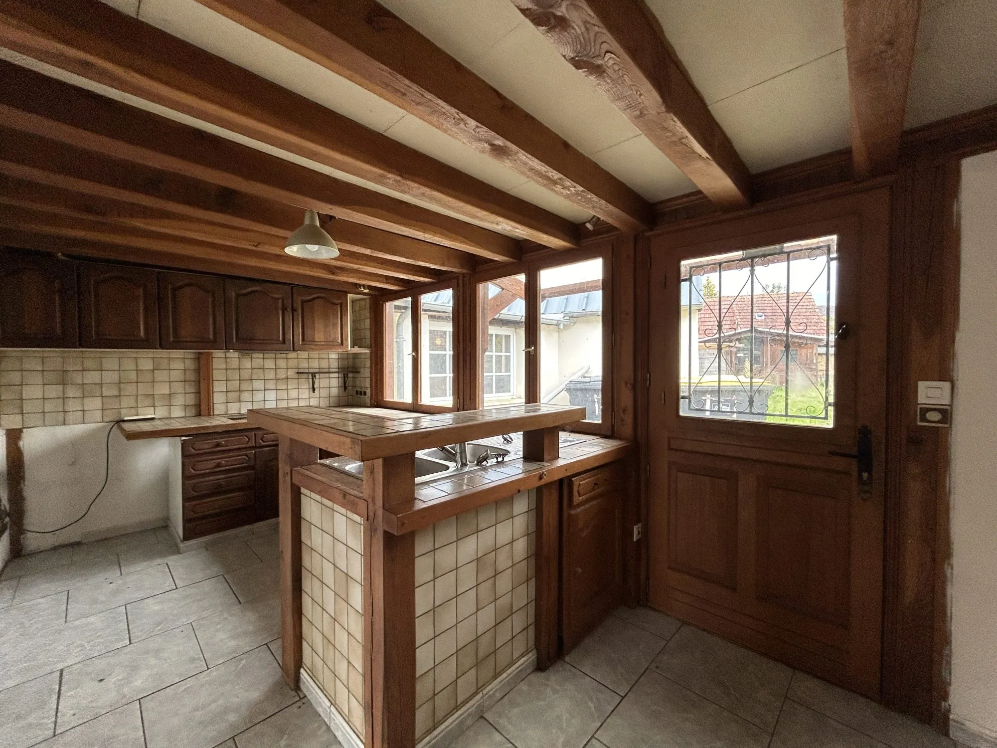 Maison spacieuse avec dépendances à Breteuil – 600 m² de jardin, potentiel commercial 