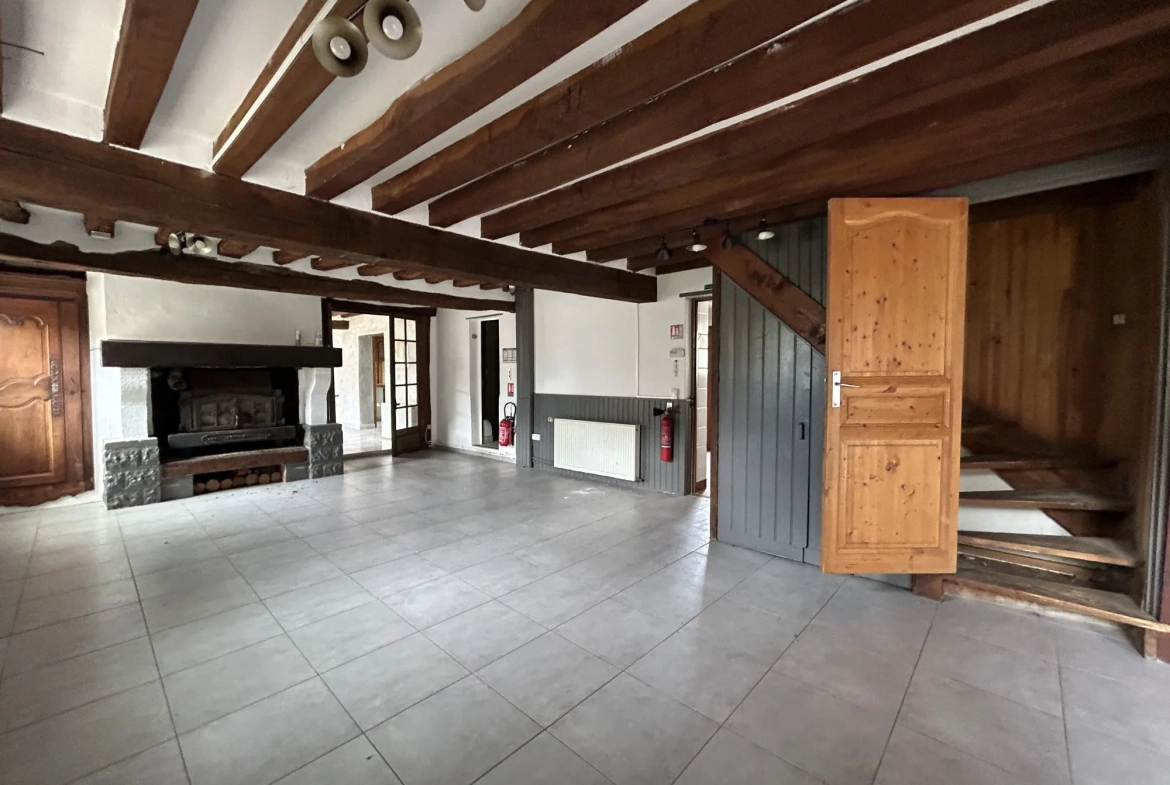 Maison spacieuse avec dépendances à Breteuil – 600 m² de jardin, potentiel commercial 