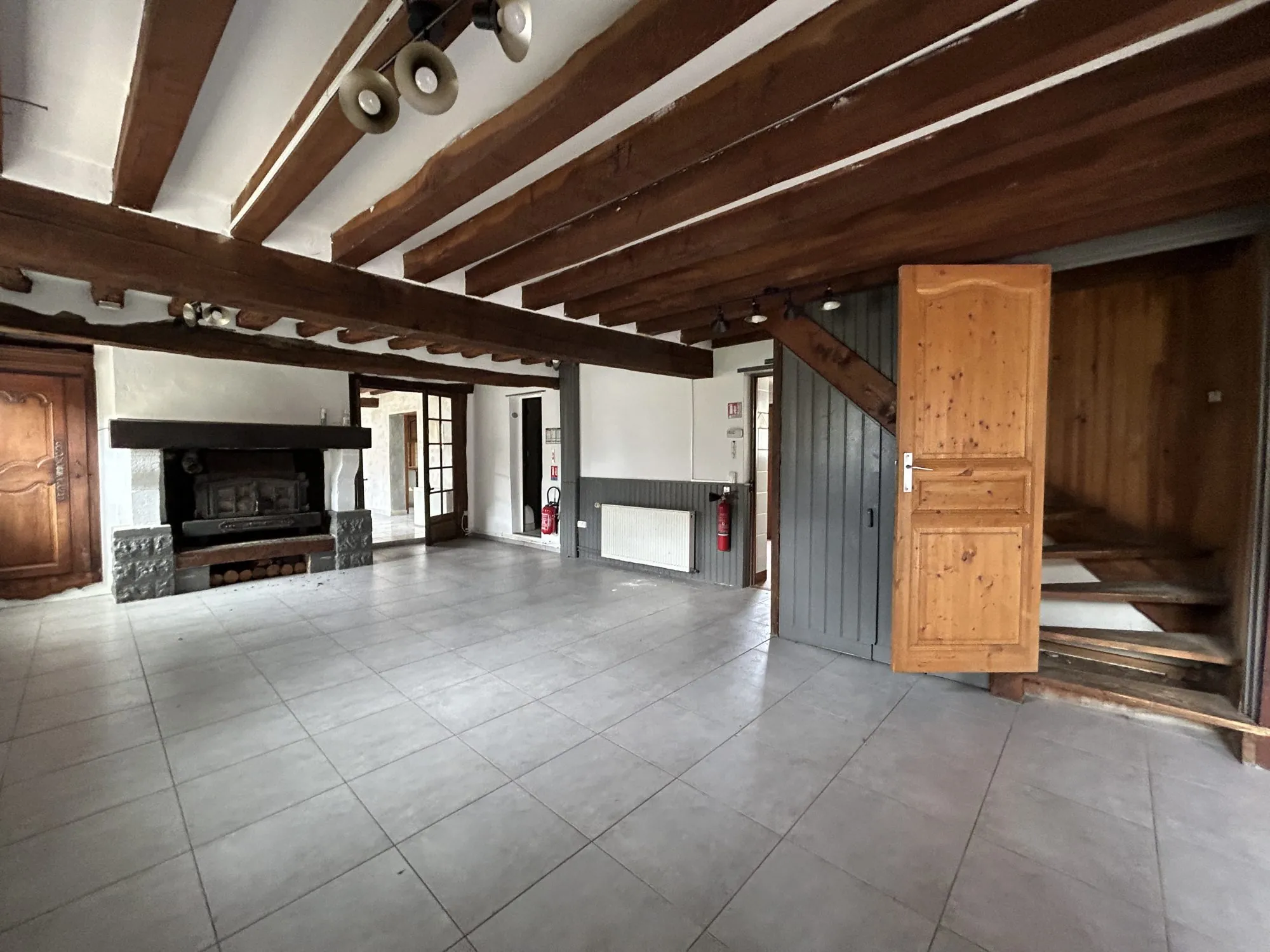Maison spacieuse avec dépendances à Breteuil – 600 m² de jardin, potentiel commercial 