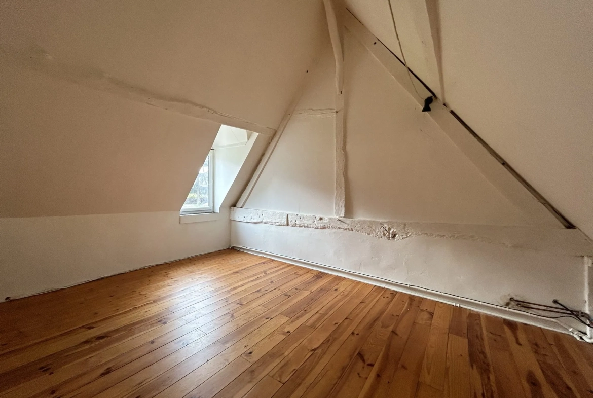 Maison spacieuse avec dépendances à Breteuil – 600 m² de jardin, potentiel commercial 