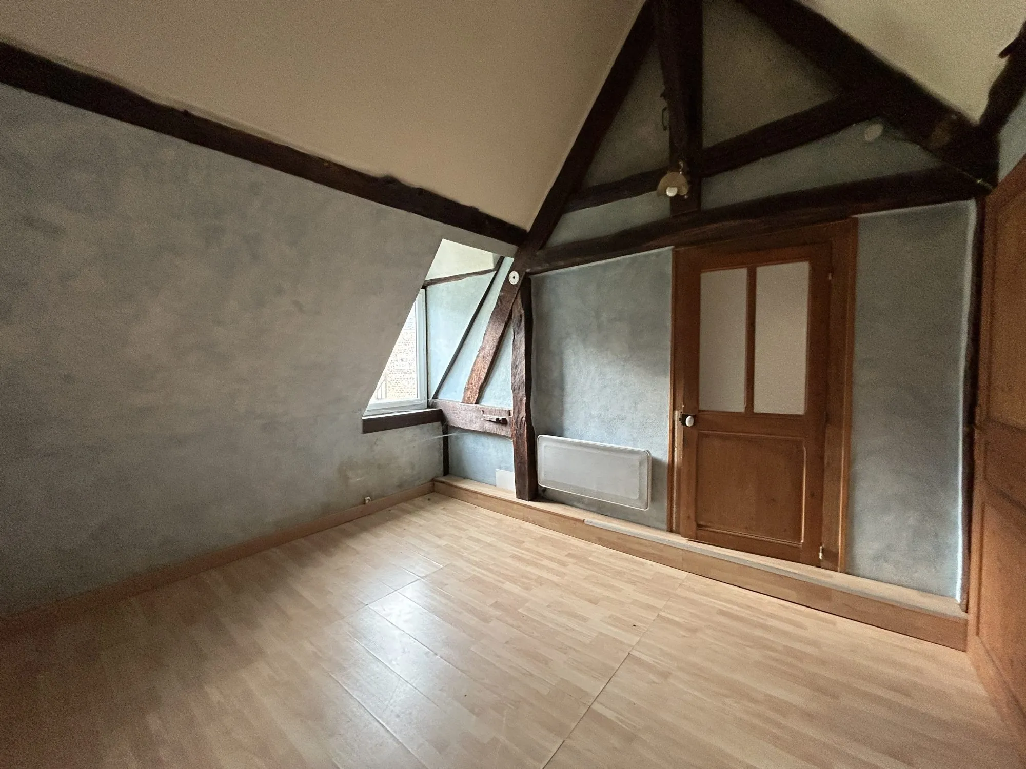 Maison spacieuse avec dépendances à Breteuil – 600 m² de jardin, potentiel commercial 