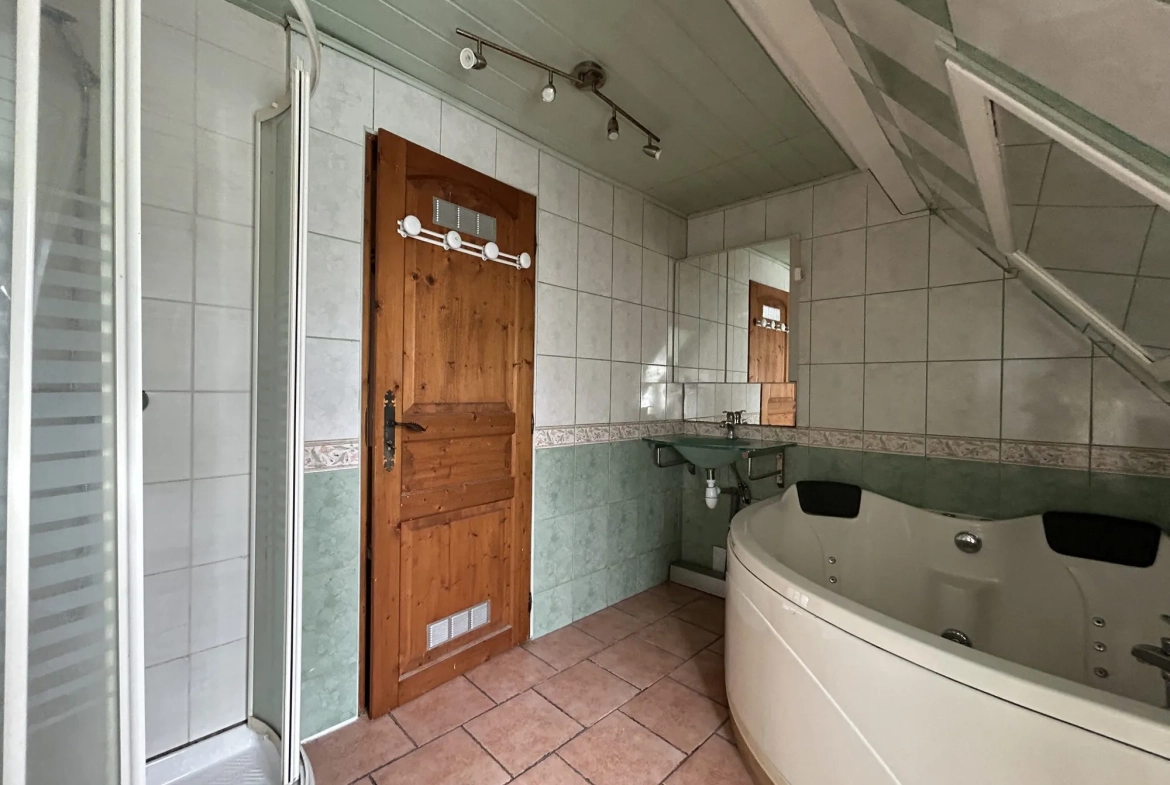 Maison spacieuse avec dépendances à Breteuil – 600 m² de jardin, potentiel commercial 