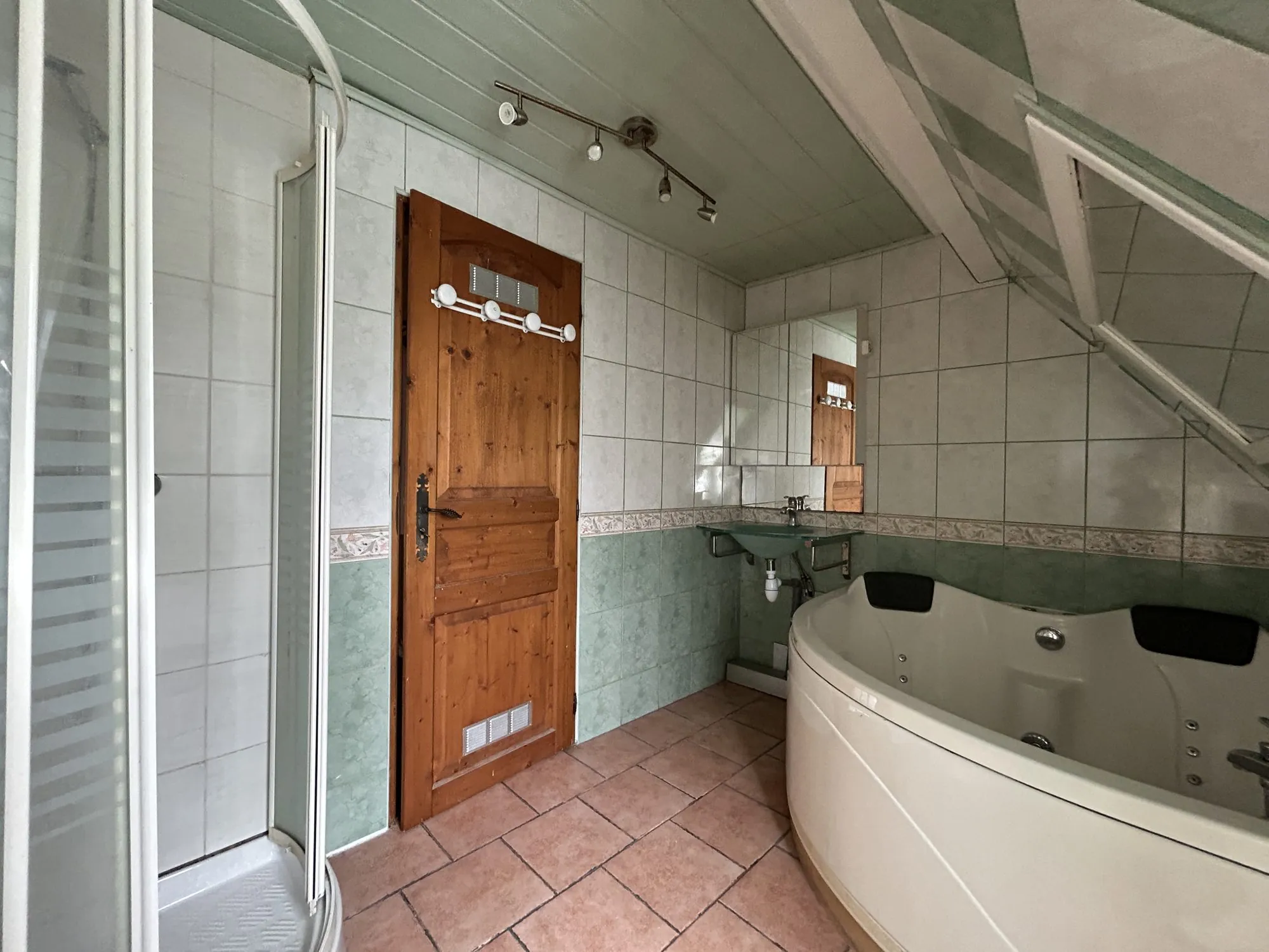 Maison spacieuse avec dépendances à Breteuil – 600 m² de jardin, potentiel commercial 