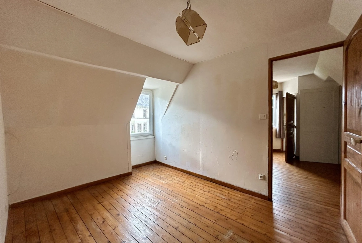 Maison spacieuse avec dépendances à Breteuil – 600 m² de jardin, potentiel commercial 