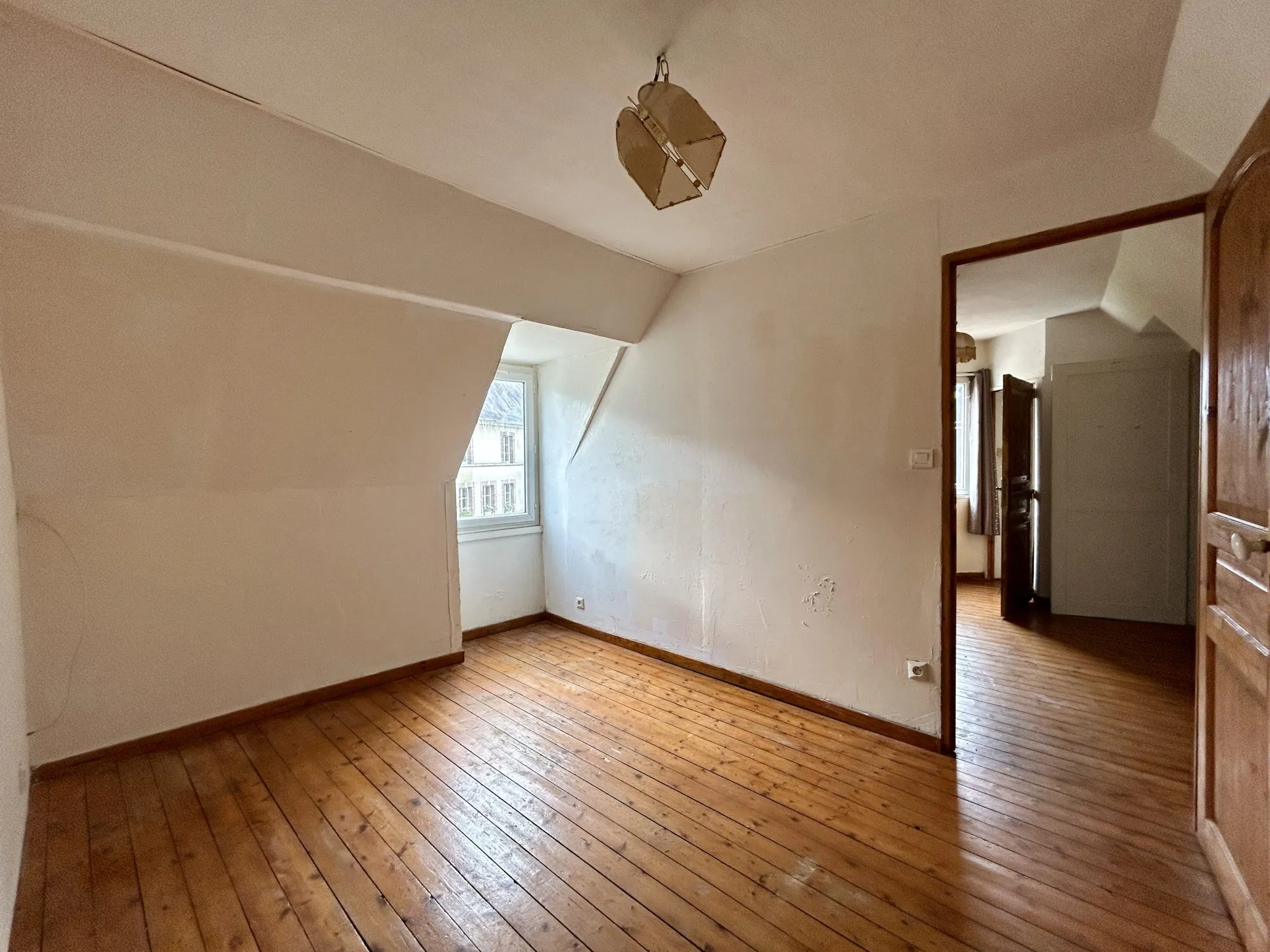 Maison spacieuse avec dépendances à Breteuil – 600 m² de jardin, potentiel commercial 