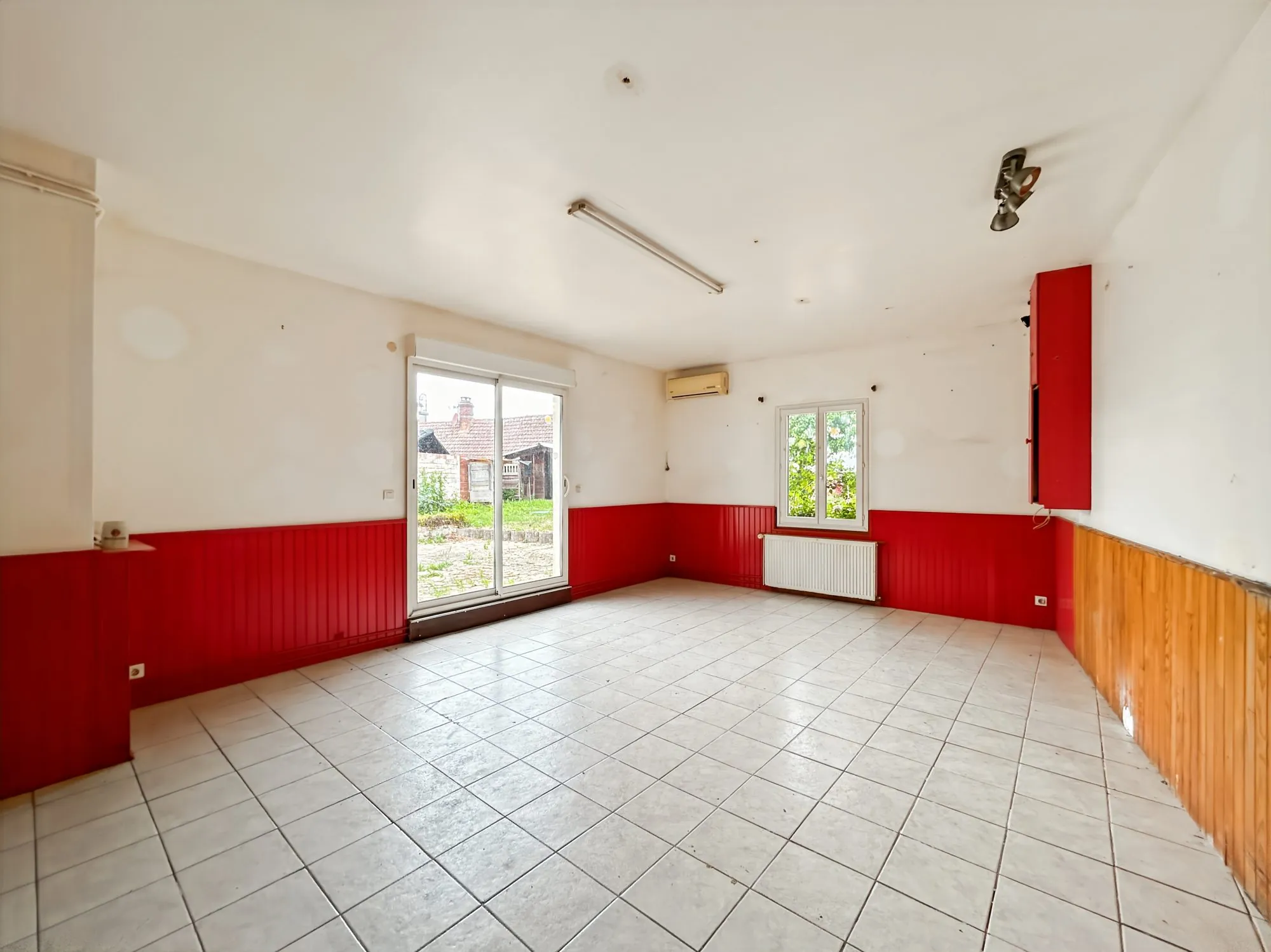 Maison spacieuse avec dépendances à Breteuil – 600 m² de jardin, potentiel commercial 