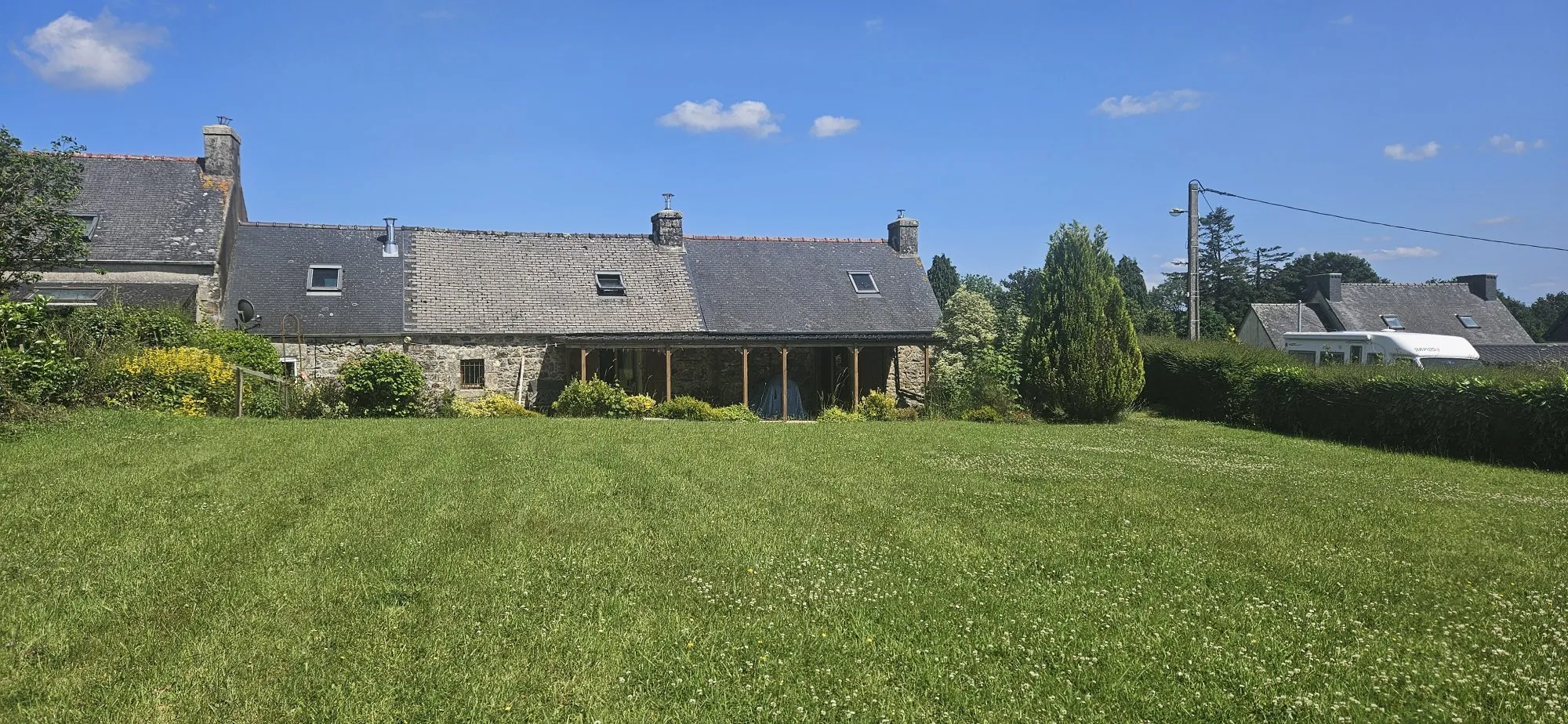 jardin sur l'arrière Ensemble immobilier de deux maisons bretonnes avec terrain et potentiel d'investissement 
