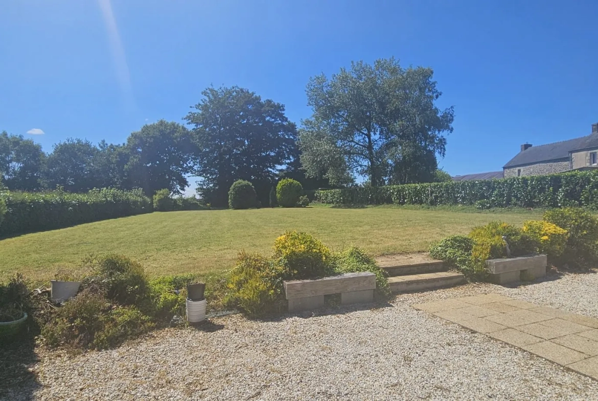 jardin sur l'arrière Ensemble immobilier de deux maisons bretonnes avec terrain et potentiel d'investissement 