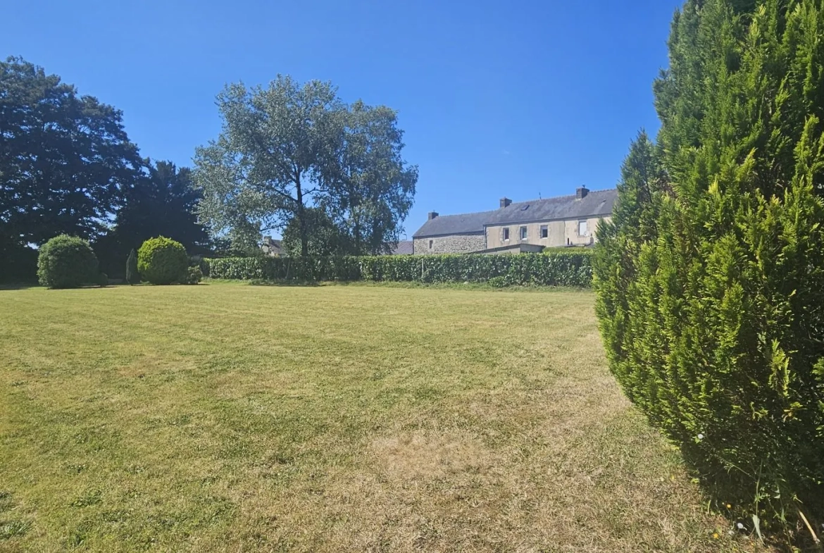 jardin sur l'arrière Ensemble immobilier de deux maisons bretonnes avec terrain et potentiel d'investissement 