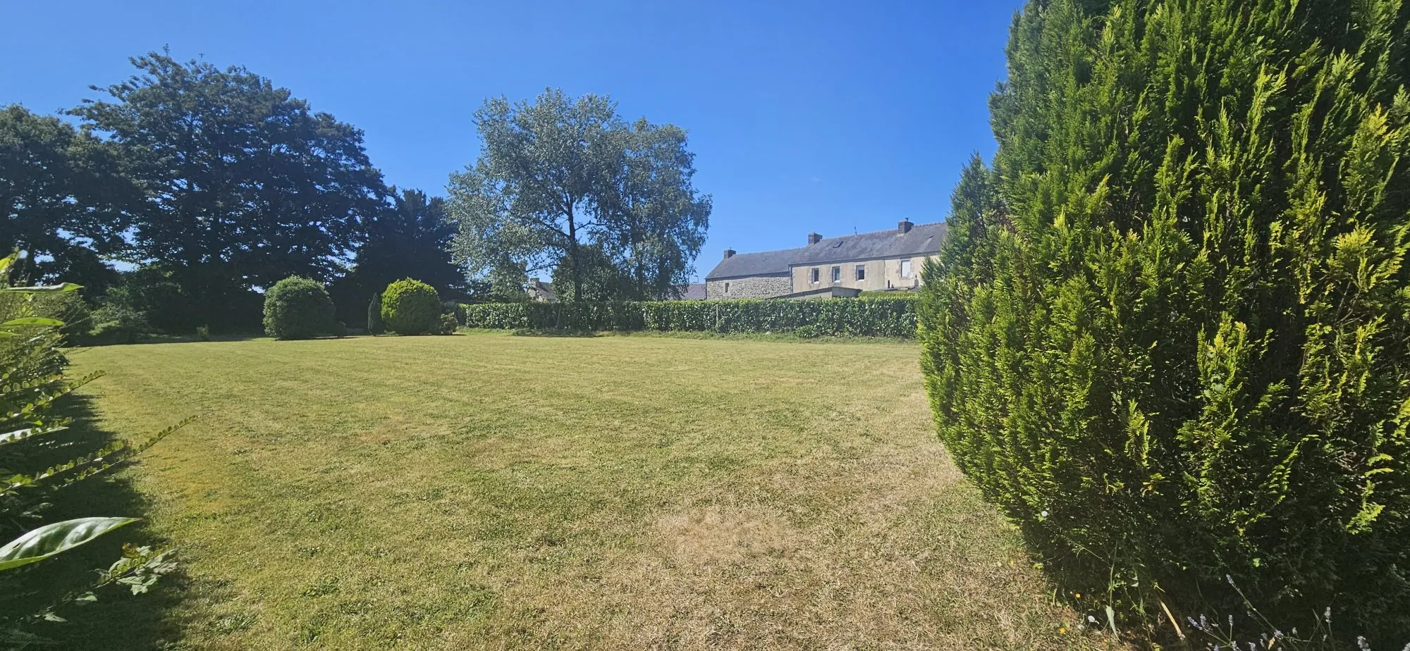 jardin sur l'arrière Ensemble immobilier de deux maisons bretonnes avec terrain et potentiel d'investissement 