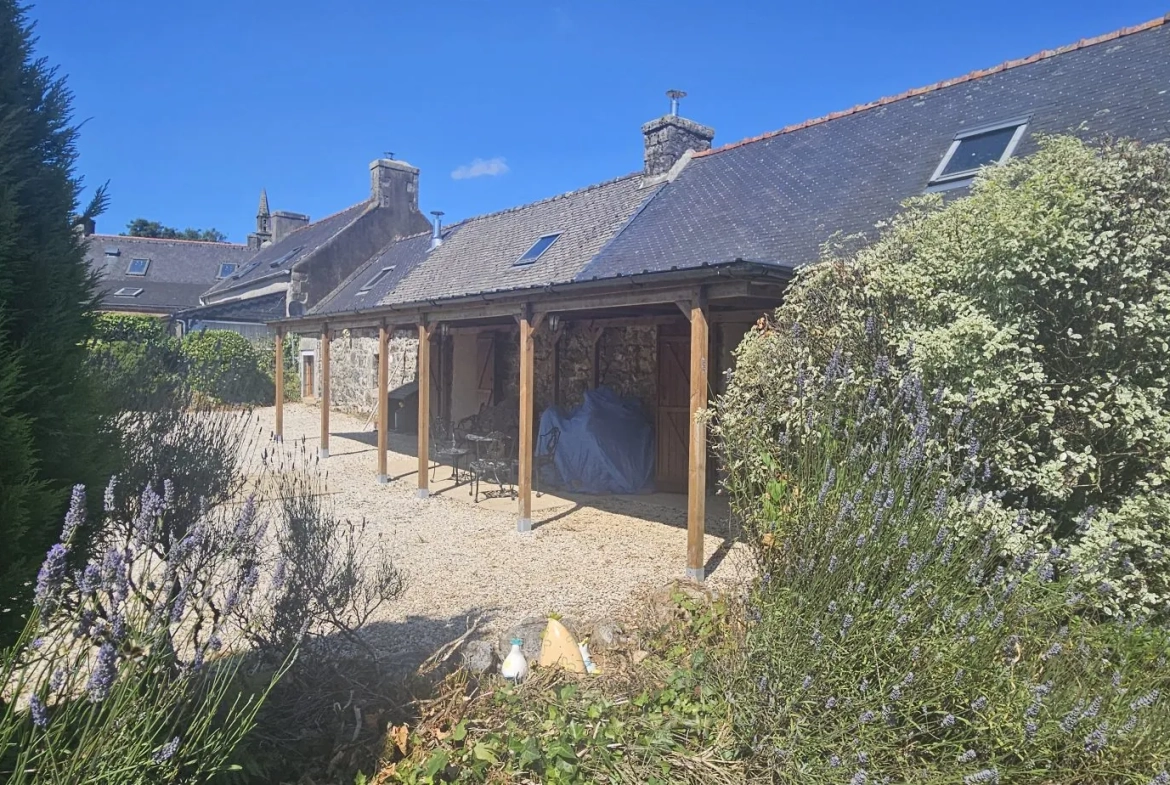 façade arrière Ensemble immobilier de deux maisons bretonnes avec terrain et potentiel d'investissement 