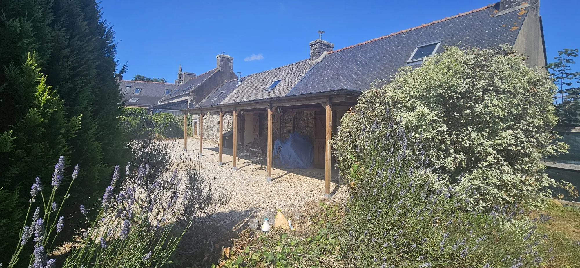 façade arrière Ensemble immobilier de deux maisons bretonnes avec terrain et potentiel d'investissement 