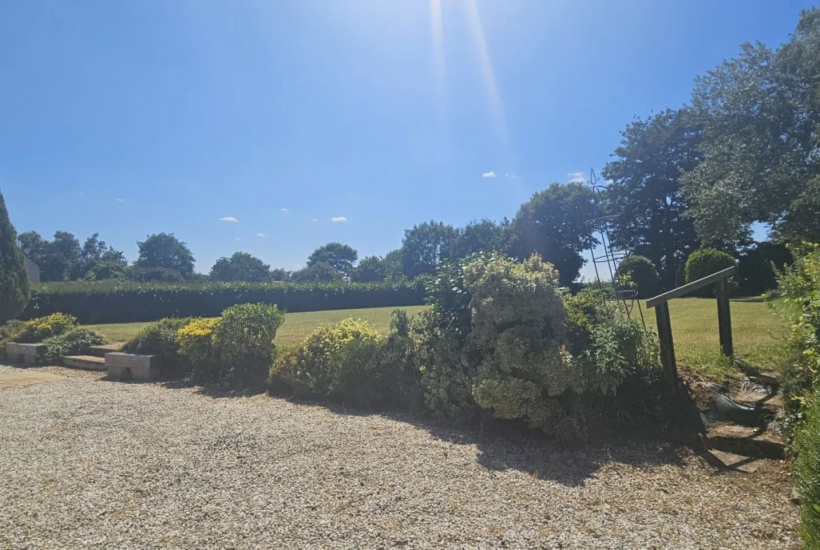 cour et jardin sur l'arrière Ensemble immobilier de deux maisons bretonnes avec terrain et potentiel d'investissement 
