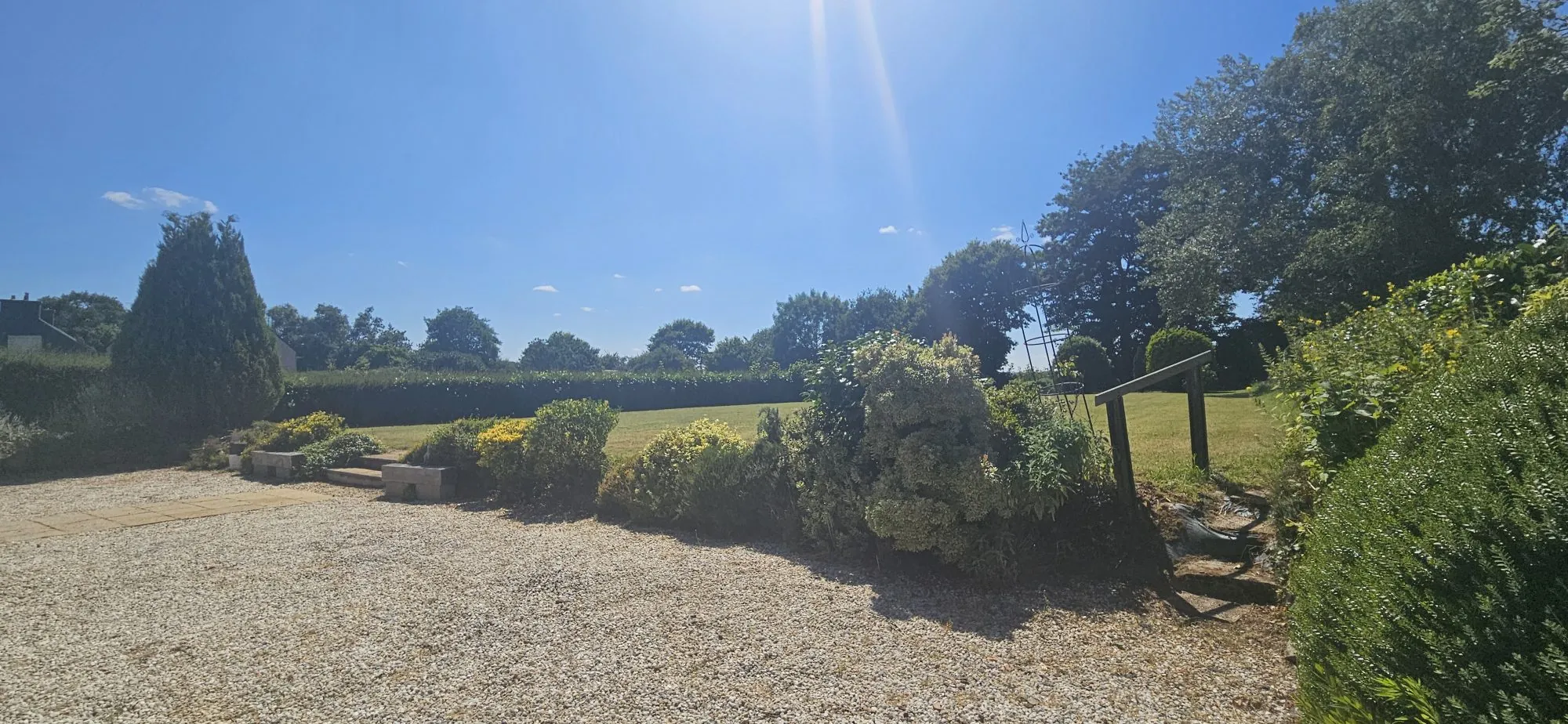 cour et jardin sur l'arrière Ensemble immobilier de deux maisons bretonnes avec terrain et potentiel d'investissement 