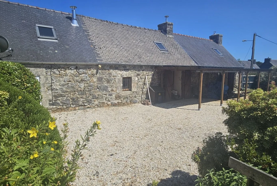 façade arrière Ensemble immobilier de deux maisons bretonnes avec terrain et potentiel d'investissement 