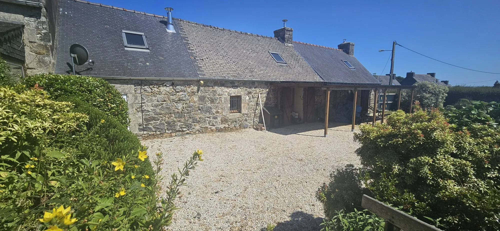 façade arrière Ensemble immobilier de deux maisons bretonnes avec terrain et potentiel d'investissement 